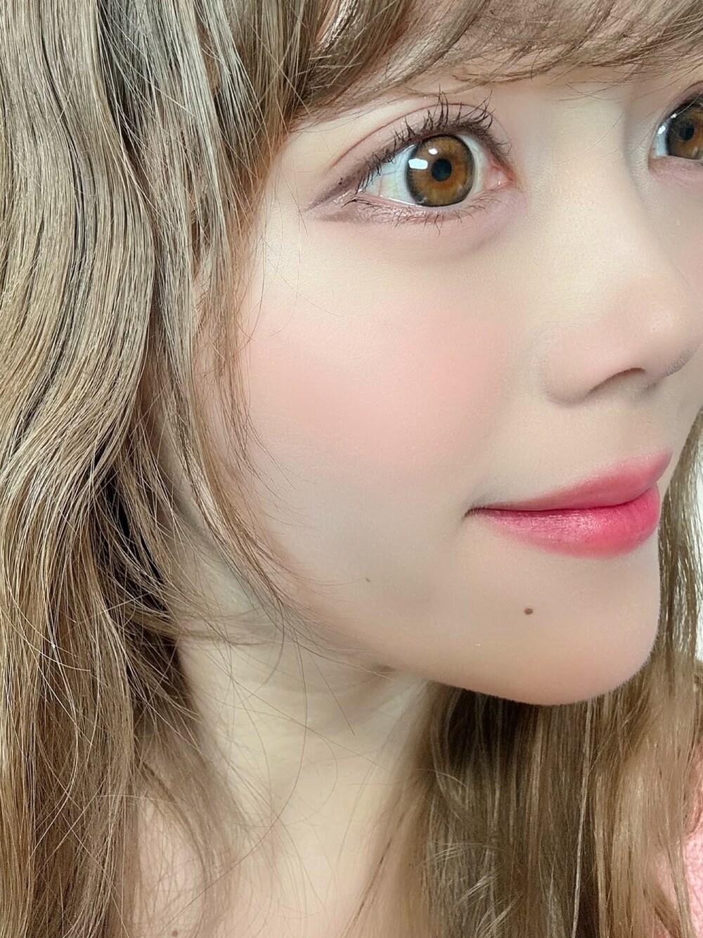 ピンク系のチーク、ピンク系のアイシャドウ、ピンク系の口紅/リップティント/グロスを着用したレディースの冬コーディネートの5枚目の写真