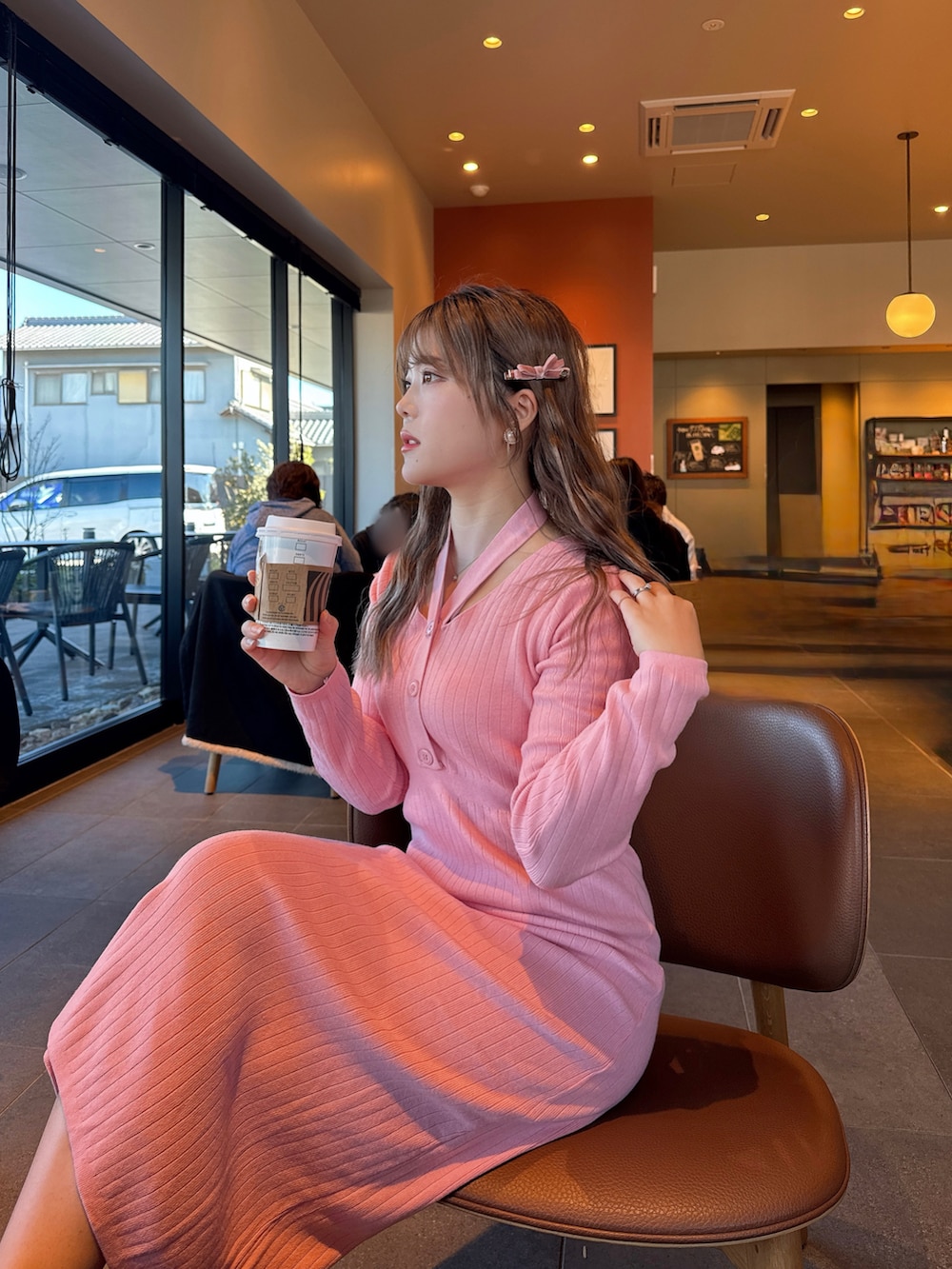 ピンク系のワンピース、ピンク系のバレッタ/ヘアクリップを着用したレディースの冬コーディネートの4枚目の写真