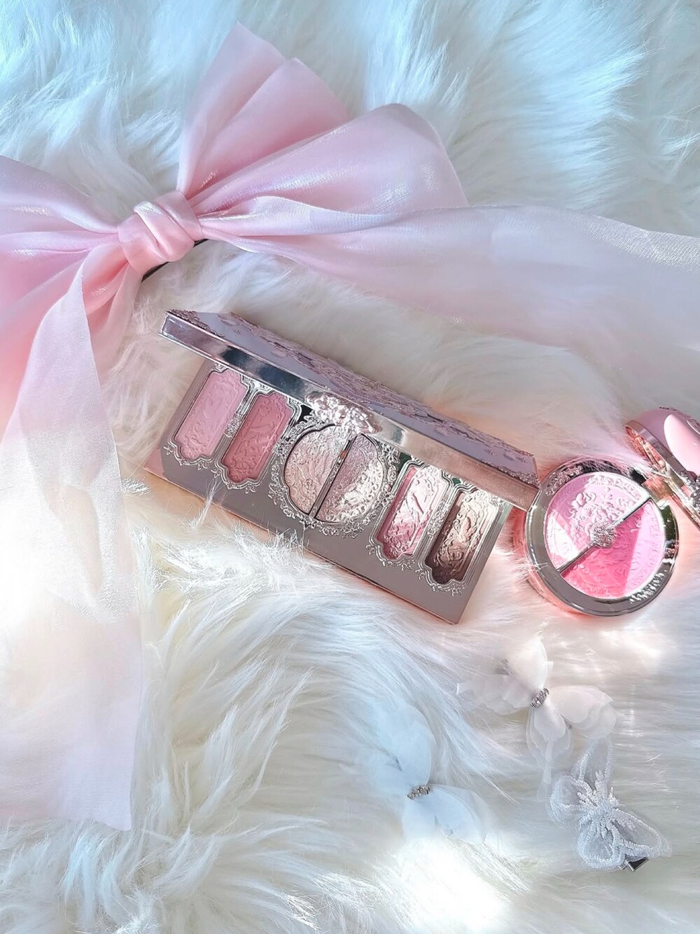 ピンク系のチーク、ピンク系のアイシャドウ、ピンク系の口紅/リップティント/グロスを着用したレディースの冬コーディネートの2枚目の写真