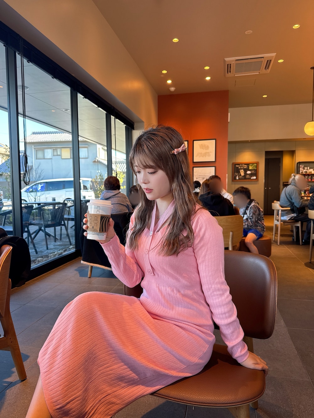 ピンク系のワンピース、ピンク系のバレッタ/ヘアクリップを着用したレディースの冬コーディネートの2枚目の写真