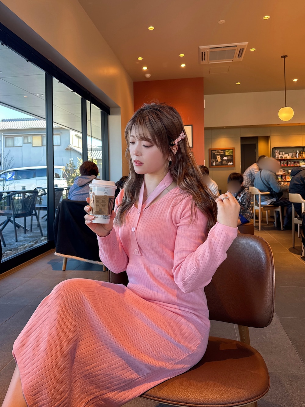 ピンク系のワンピース、ピンク系のバレッタ/ヘアクリップを着用したレディースの冬コーディネートの3枚目の写真