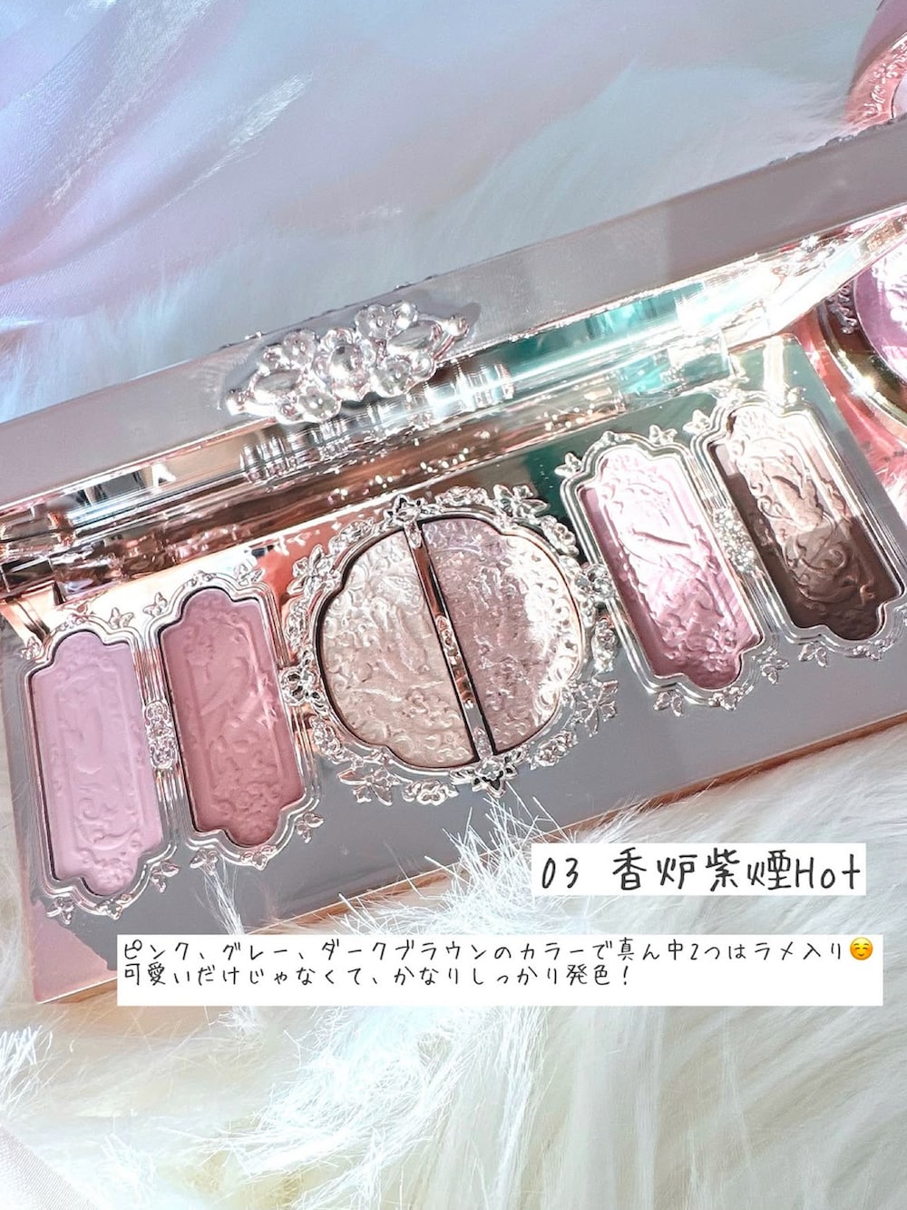 ピンク系のチーク、ピンク系のアイシャドウ、ピンク系の口紅/リップティント/グロスを着用したレディースの冬コーディネートの3枚目の写真