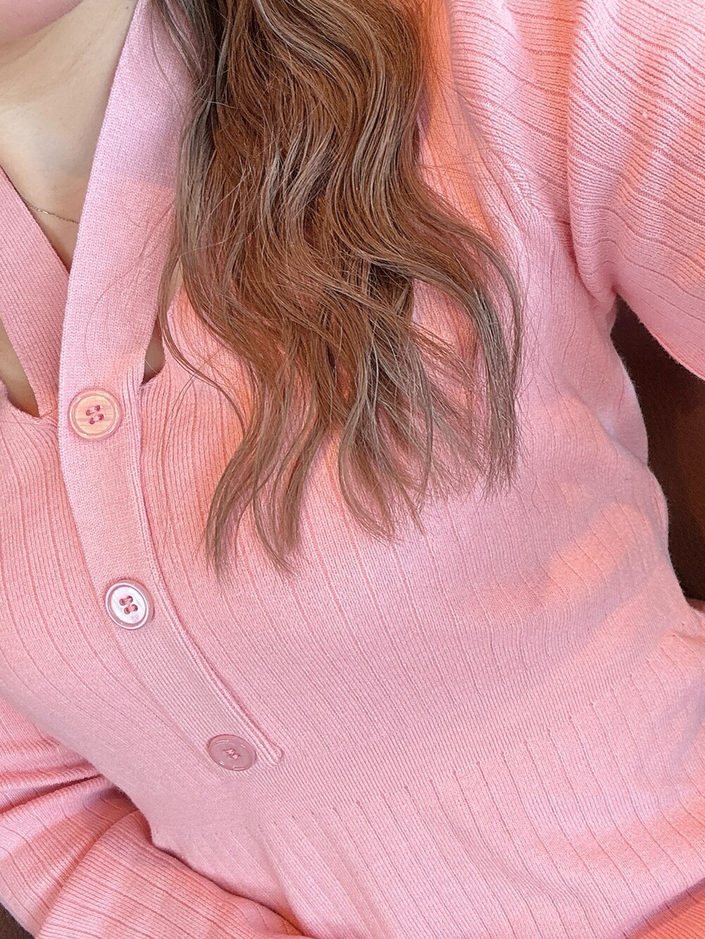 ピンク系のワンピース、ピンク系のバレッタ/ヘアクリップを着用したレディースの冬コーディネートの5枚目の写真