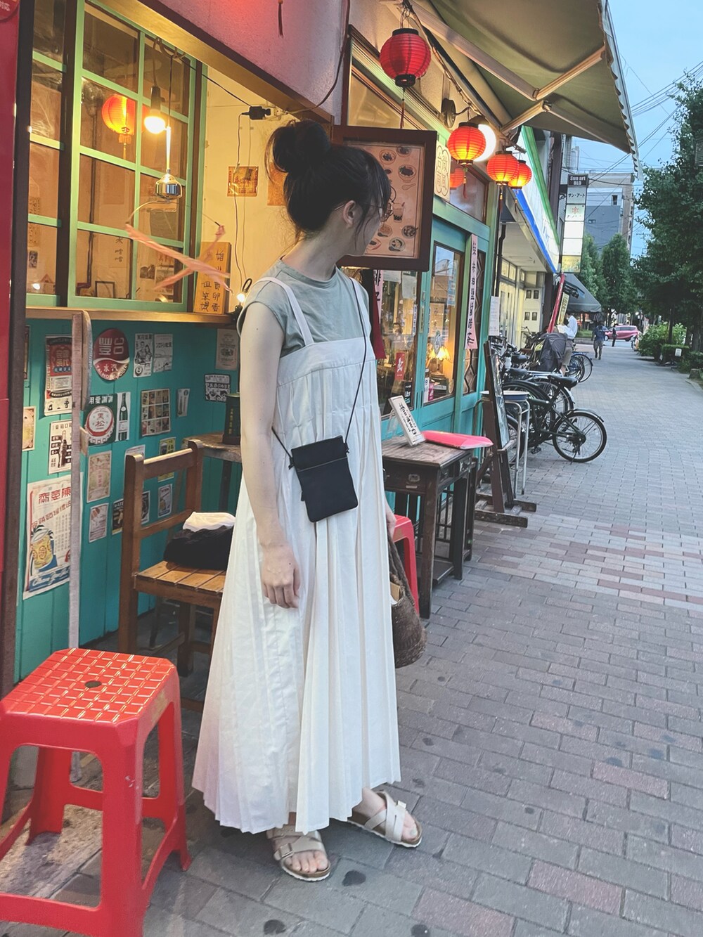 「オトナカジュアル、夏、着回しコーデ、サコッシュ、ビルケンシュトック、birkenstock、サンダル、ワンピース、サイザルバッグ、ノースリーブ、レイヤードスタイル、サングラス」｜「サイザルバッグのアイテム（バッグ、ブラウン系）」を使った、すにーさん（レディース・162cm）の夏コーディネートの2枚目の写真