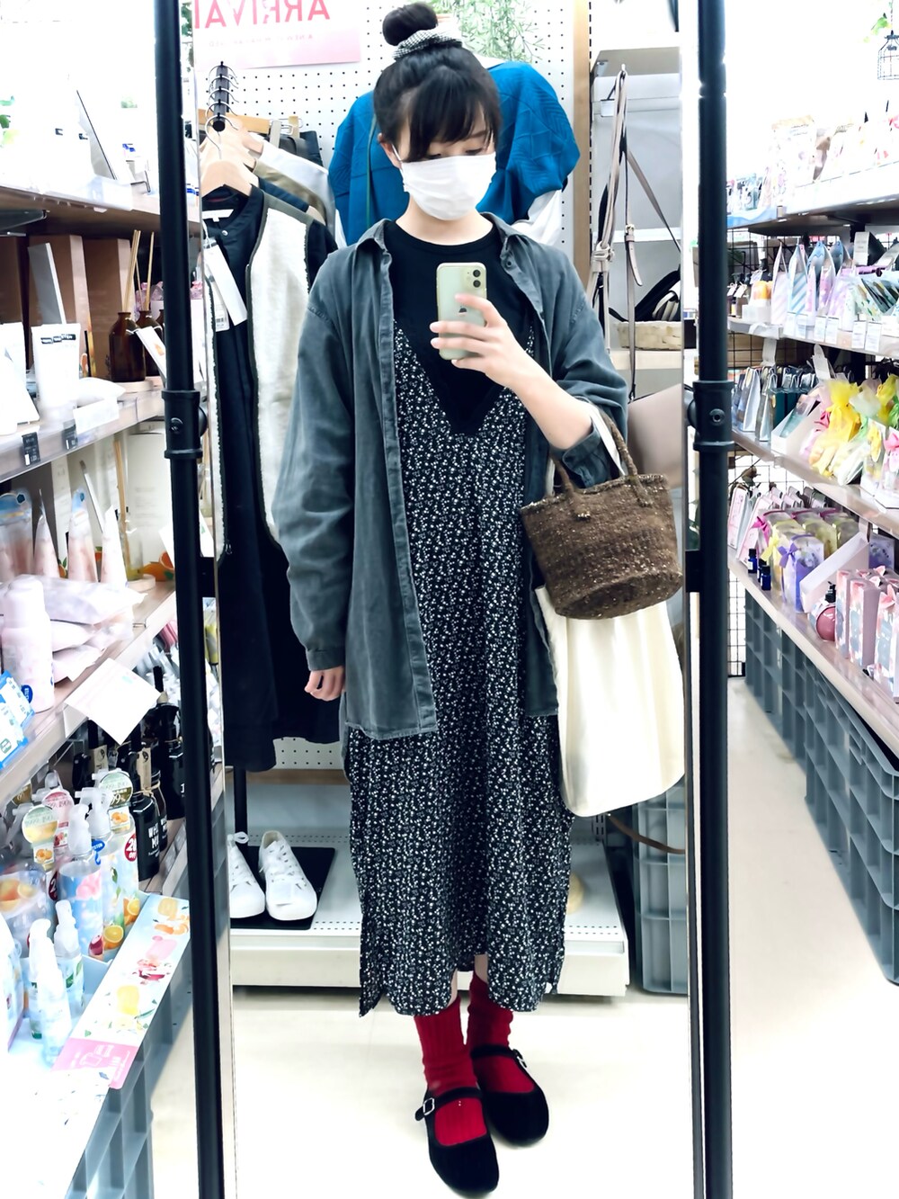 「差し色、靴下、バレエシューズ、ワンピース、赤い靴下、レイヤードスタイル、無印良品、花柄、サイザルバッグ、着回しコーデ」｜「saredoのアイテム（ソックス/靴下、レッド系）」を使った、すにーさん（レディース・162cm）の秋コーディネートの2枚目の写真