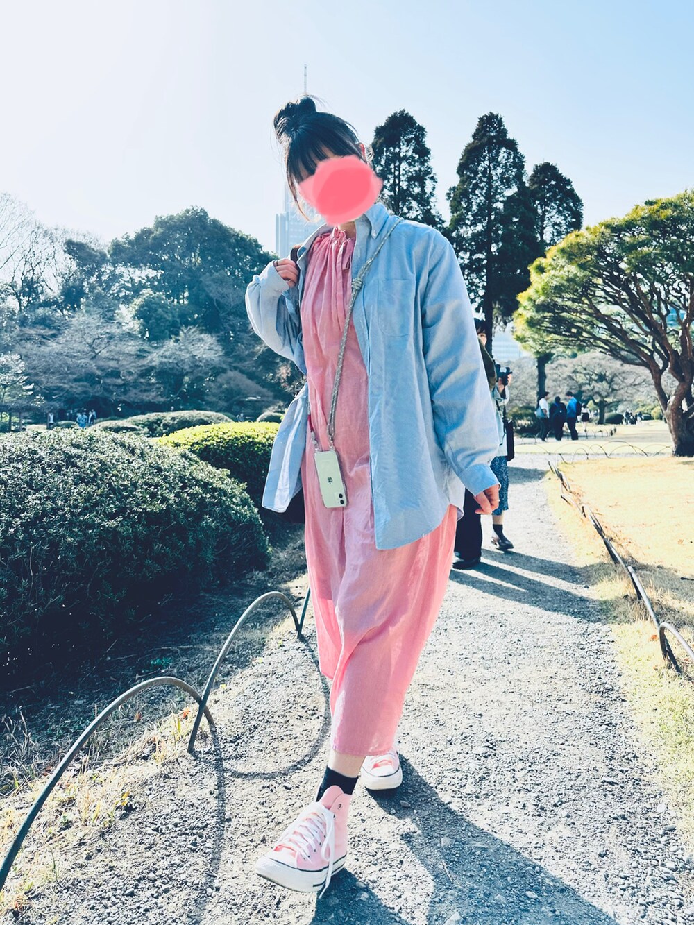 「ワンピース、ギャザーワンピース、シャツスタイル、古着MIX、古着、着回しコーデ、コンバース、converse、ピンク、レイヤードスタイル、春コーデ」｜「古着のアイテム（ショルダーバッグ、ブラウン系）」を使った、すにーさん（レディース・162cm）の春コーディネートの2枚目の写真