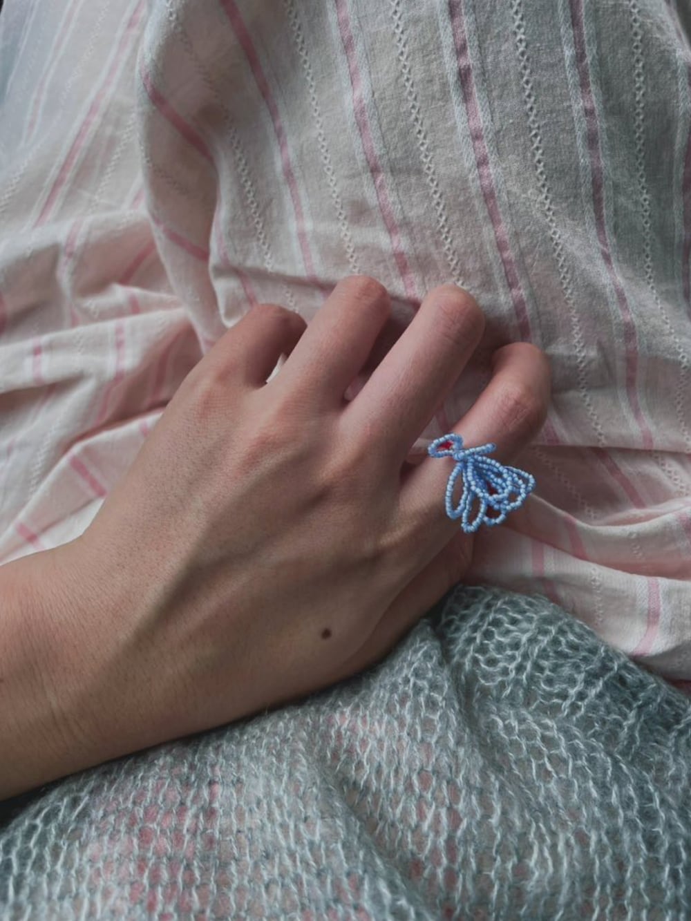 「パンツスタイル、nest robe、Topologie、サコッシュ、モヘアニット、ニット、レイヤードスタイル、着回しコーデ、サボ」｜「TopologieのFlat Sacoche フラットサコッシュ【バッグ単体】（ショルダーバッグ、ホワイト系）」を使った、すにーさん（レディース・162cm）の秋コーディネートの4枚目の写真