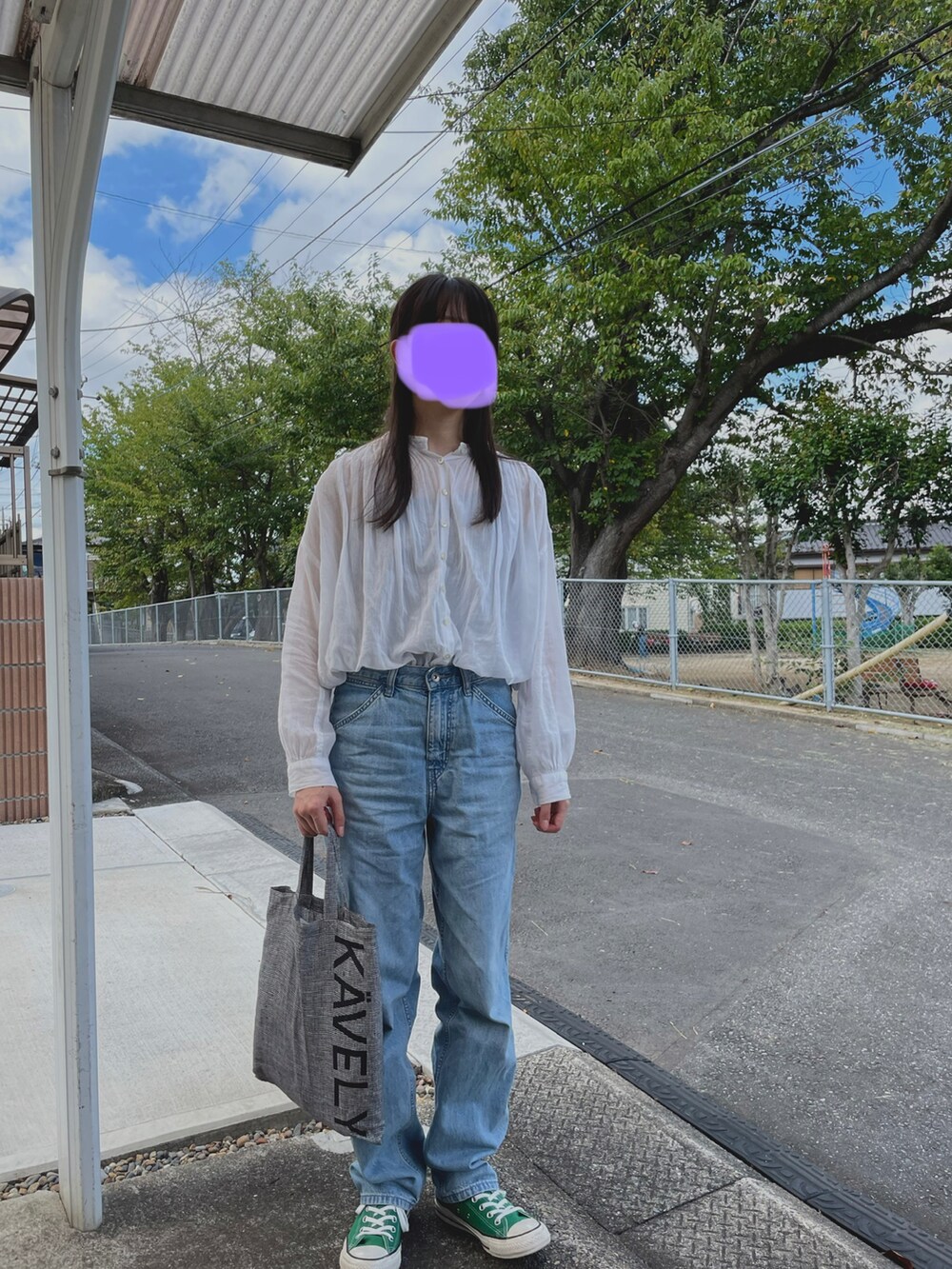 「着回しコーデ、ギャザーブラウス、白ブラウス、デニム、ユニクロ、UNIQLO、コンバース、converse、グリーン、トートバッグ」｜「UNIQLOのアイテム（デニムパンツ、ブルー系）」を使った、すにーさん（レディース・162cm）の秋コーディネートの3枚目の写真