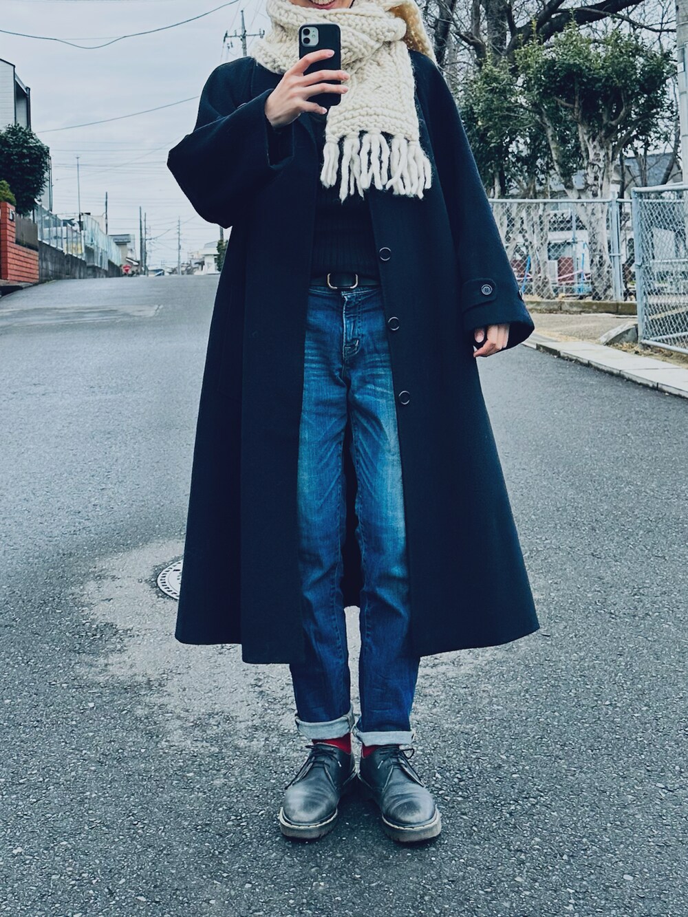 「秋冬コーデ、古着MIX、古着、チェスターコート、Dr.Martens、タートルネック、ホワイト、着回しコーデ、赤、デニムパンツ」｜「無印良品のアイテム（デニムパンツ、ブルー系）」を使った、すにーさん（レディース・162cm）の冬コーディネートの2枚目の写真