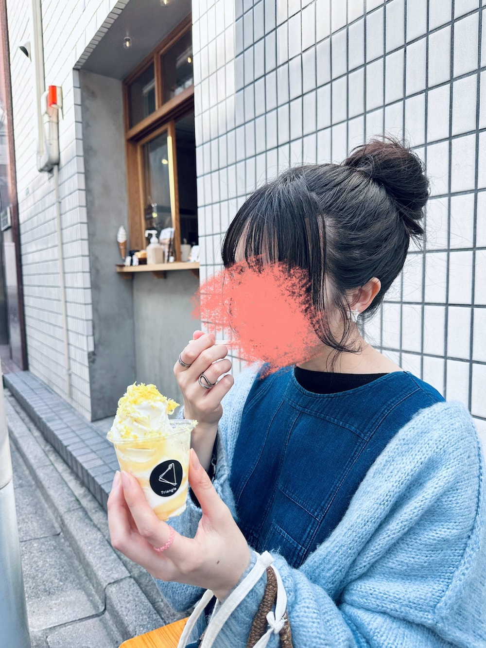 「着回しコーデ、ニットカーディガン、ブルー、バレエシューズ、デニム、レイヤードスタイル、古着」｜「FREAK'S STOREのWEB限定　深 Vネック シャギー ニット 2way カーディガン（前後2WAY）（カーディガン/ボレロ、ブルー系）」を使った、すにーさん（レディース・162cm）の春コーディネートの2枚目の写真