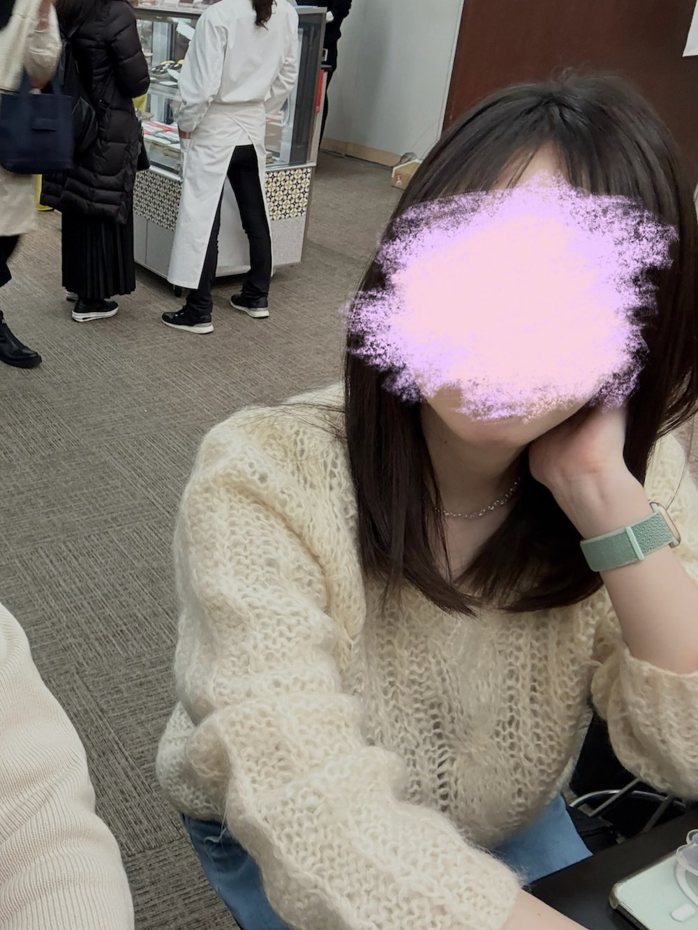 「モヘアニット、古着、古着MIX、ローファー、ロングコート、着回しコーデ、ビーズアクセサリー、スウェードバッグ」｜「pierre cardinのアイテム（チェスターコート、ブラック系）」を使った、すにーさん（骨格ナチュラル・レディース・162cm）の冬コーディネートの2枚目の写真