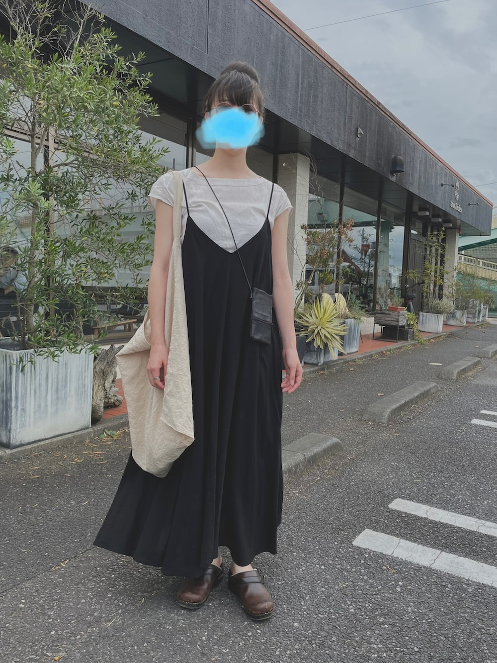 「カジュアルコーデ、サングラス、サコッシュ、dansko、ワンピース、ロングワンピース、キャミワンピ、着回しコーデ、リネン、レイヤードスタイル、トートバッグ」|「Libra CueのLibra ボリュームキャミワンピース(ワンピース、ブラック系)」を使った、すにーさん(レディース・162cm)の夏コーディネートの2枚目の写真