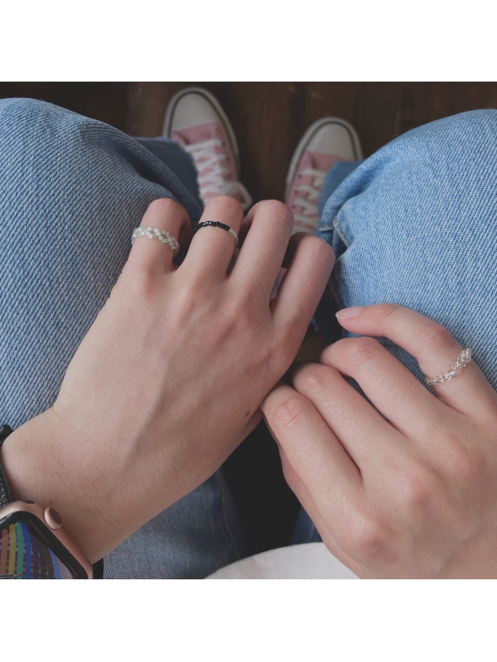 ホワイト系のTシャツ/カットソー、ホワイト系のショルダーバッグ、ブルー系のデニムパンツを着用したレディースの春コーディネートの3枚目の写真