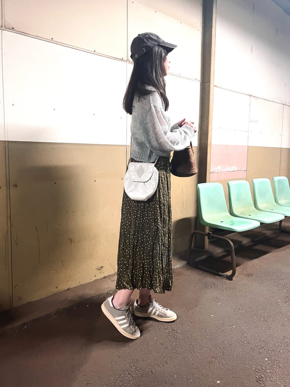 「古着MIX、着回しコーデ、モヘアニット、水玉、スニーカー、アディダス、adidas、サイザルバッグ、キャップ」｜「Dream gardenのドット柄 プリーツ マキシスカート（スカート、ブラウン系）」を使った、すにーさん（レディース・162cm）の春コーディネートの2枚目の写真