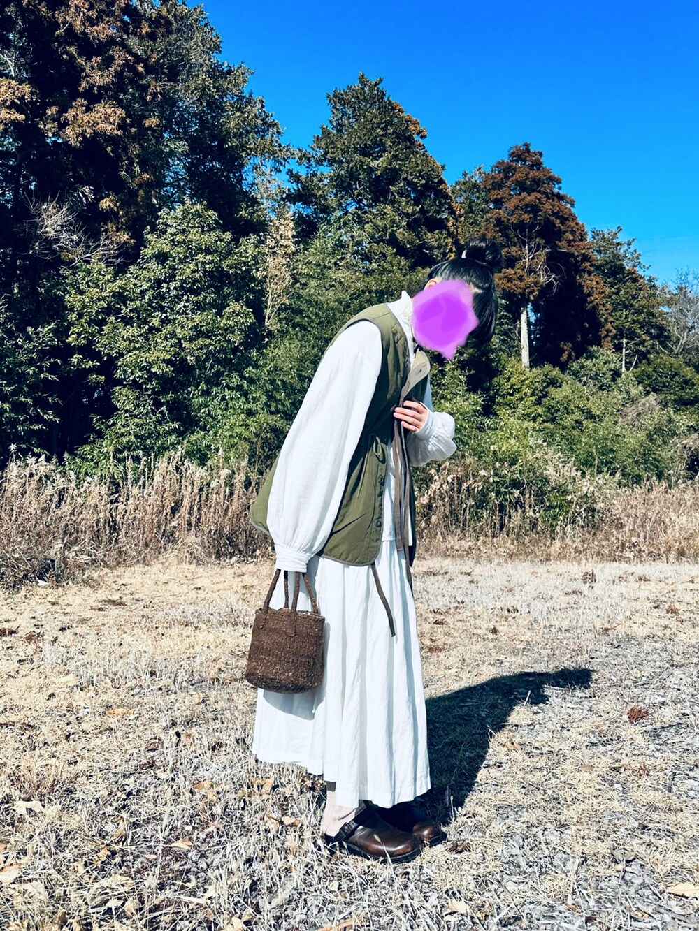 「大人カジュアル、キルティング、キルティングベスト、ベスト、タートルネック、古着MIX、古着、レイヤードスタイル、白、カーキ、サイザルバッグ、dansko、着回しコーデ」｜「Samansa Mos2のリバーシブルベスト（ベスト、グリーン系）」を使った、すにーさん（レディース・162cm）の冬コーディネートの2枚目の写真