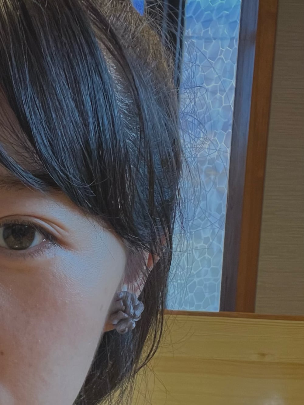 「ノースリーブ、ギャザーブラウス、モノトーン、バレエシューズ、トートバッグ、ニット、黒、黒コーデ、着回しコーデ、パンツスタイル」｜「Libra Cueのノースリーブギャザーブラウス（シャツ/ブラウス、ブラック系）」を使った、すにーさん（レディース・162cm）の秋コーディネートの4枚目の写真