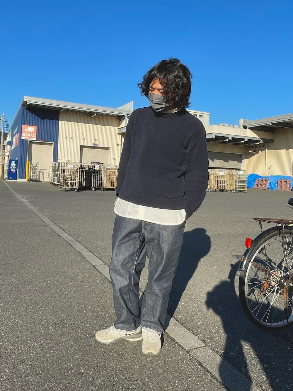 「オトナカジュアル、カジュアルコーデ、ユニクロ、タートルネック、ブルー、デニム、古着MIX、古着、バレエシューズ、ピンク、ロングワンピース、サイザルバッグ、着回しコーデ」｜「Libra Cueのキルティングデニムワンピース（ワンピース、ブルー系）」を使った、すにーさん（レディース・162cm）の冬コーディネートの3枚目の写真
