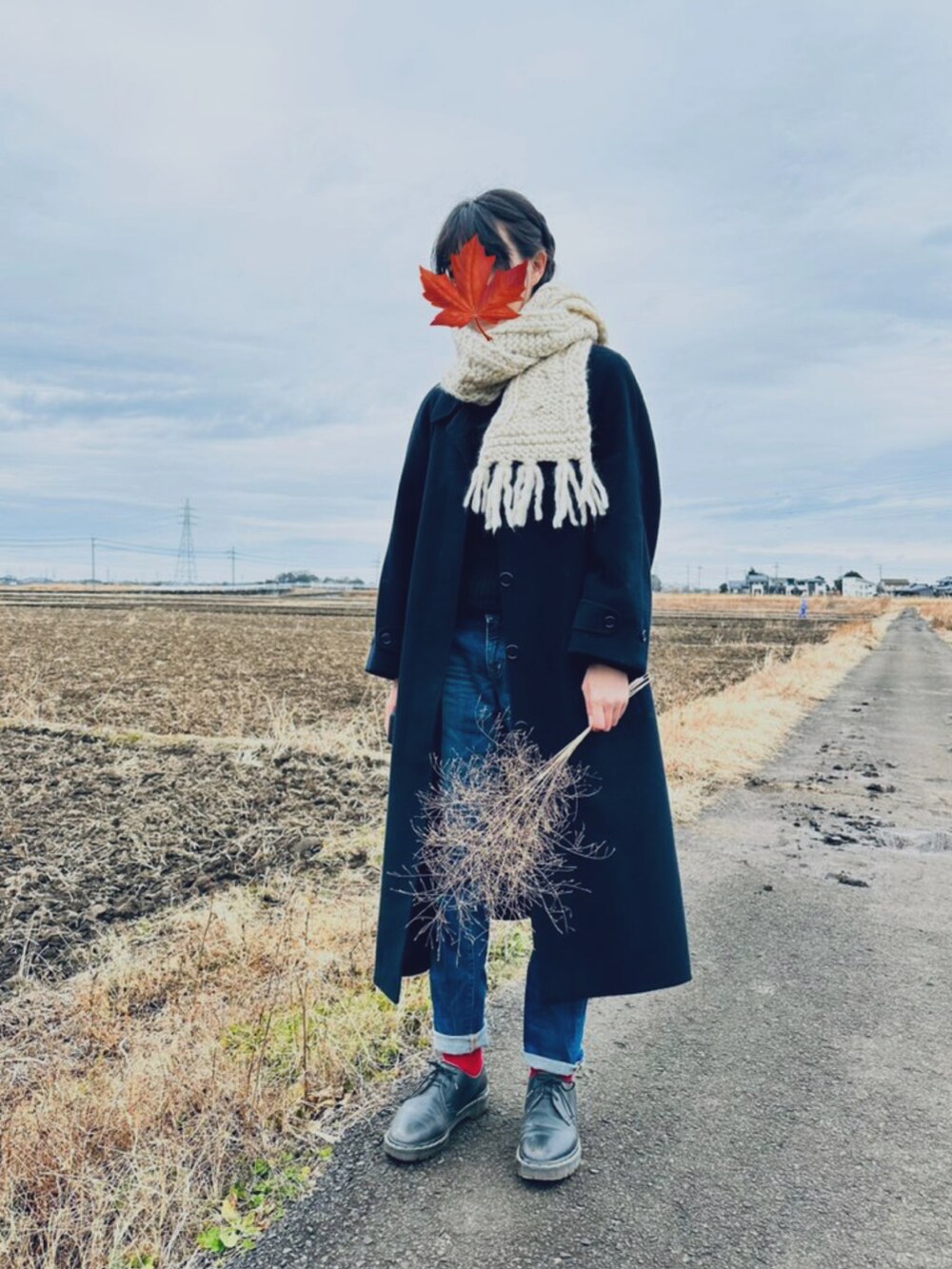 「秋冬コーデ、古着MIX、古着、チェスターコート、Dr.Martens、タートルネック、ホワイト、着回しコーデ、赤、デニムパンツ」｜「無印良品のアイテム（デニムパンツ、ブルー系）」を使った、すにーさん（レディース・162cm）の冬コーディネートの4枚目の写真