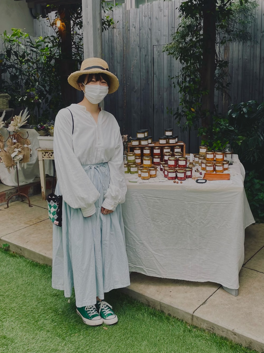 その他のショルダーバッグ、ブルー系のスカート、グリーン系のスニーカーを着用したレディースの春コーディネートの2枚目の写真