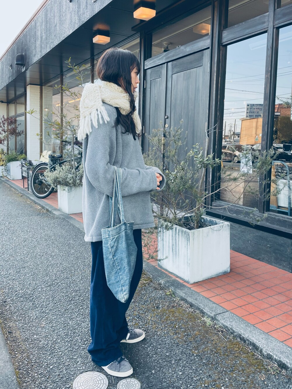 「ラクチンコーデ、スニーカー、古着MIX、パンツコーデ、コットンニット、トートバッグ、マフラー、着回しコーデ、adidas」｜「CHAPSのアイテム（スウェットパンツ、ブルー系）」を使った、すにーさん（レディース・162cm）の冬コーディネートの2枚目の写真