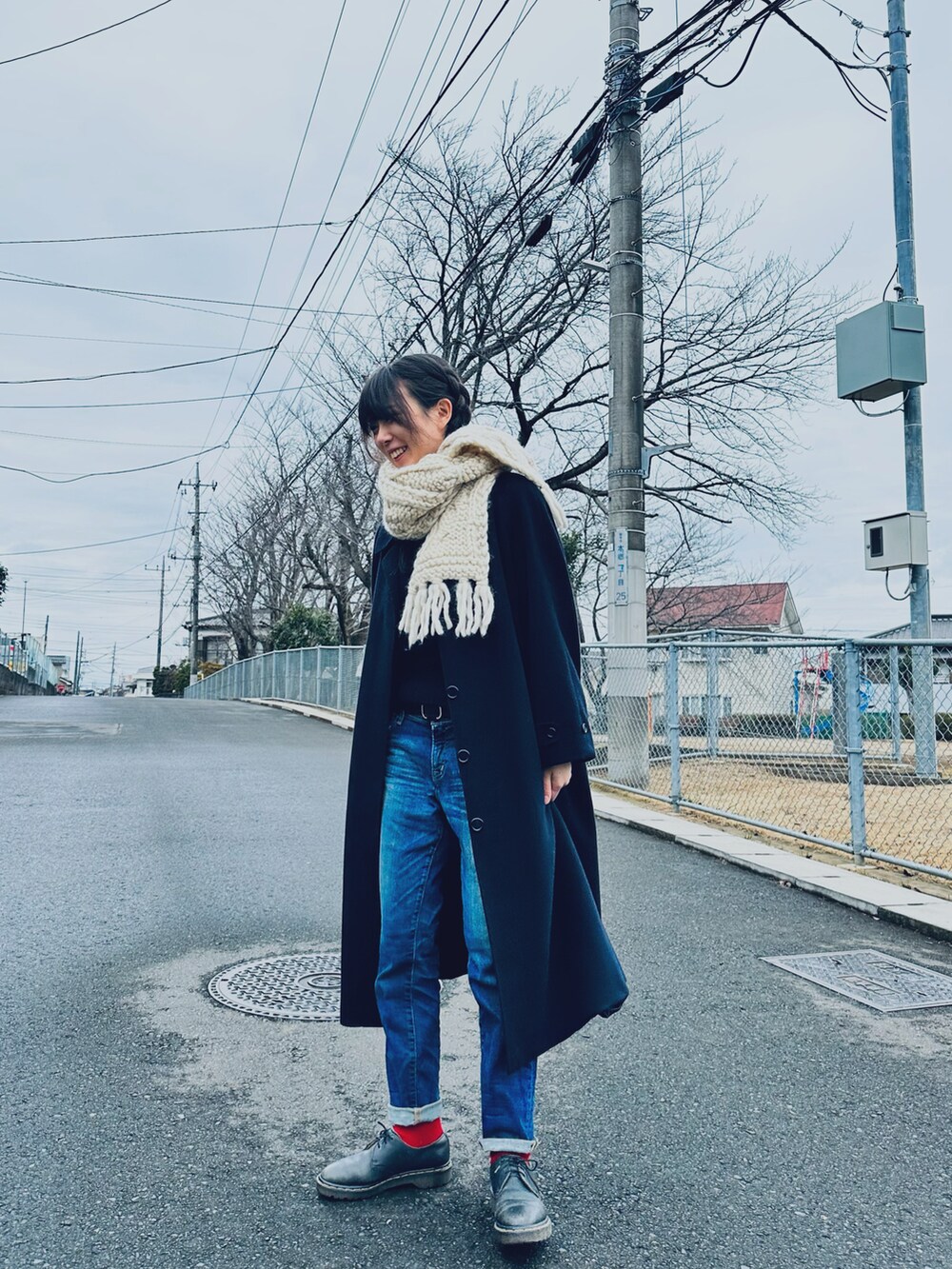 「秋冬コーデ、古着MIX、古着、チェスターコート、Dr.Martens、タートルネック、ホワイト、着回しコーデ、赤、デニムパンツ」｜「無印良品のアイテム（デニムパンツ、ブルー系）」を使った、すにーさん（レディース・162cm）の冬コーディネートの3枚目の写真