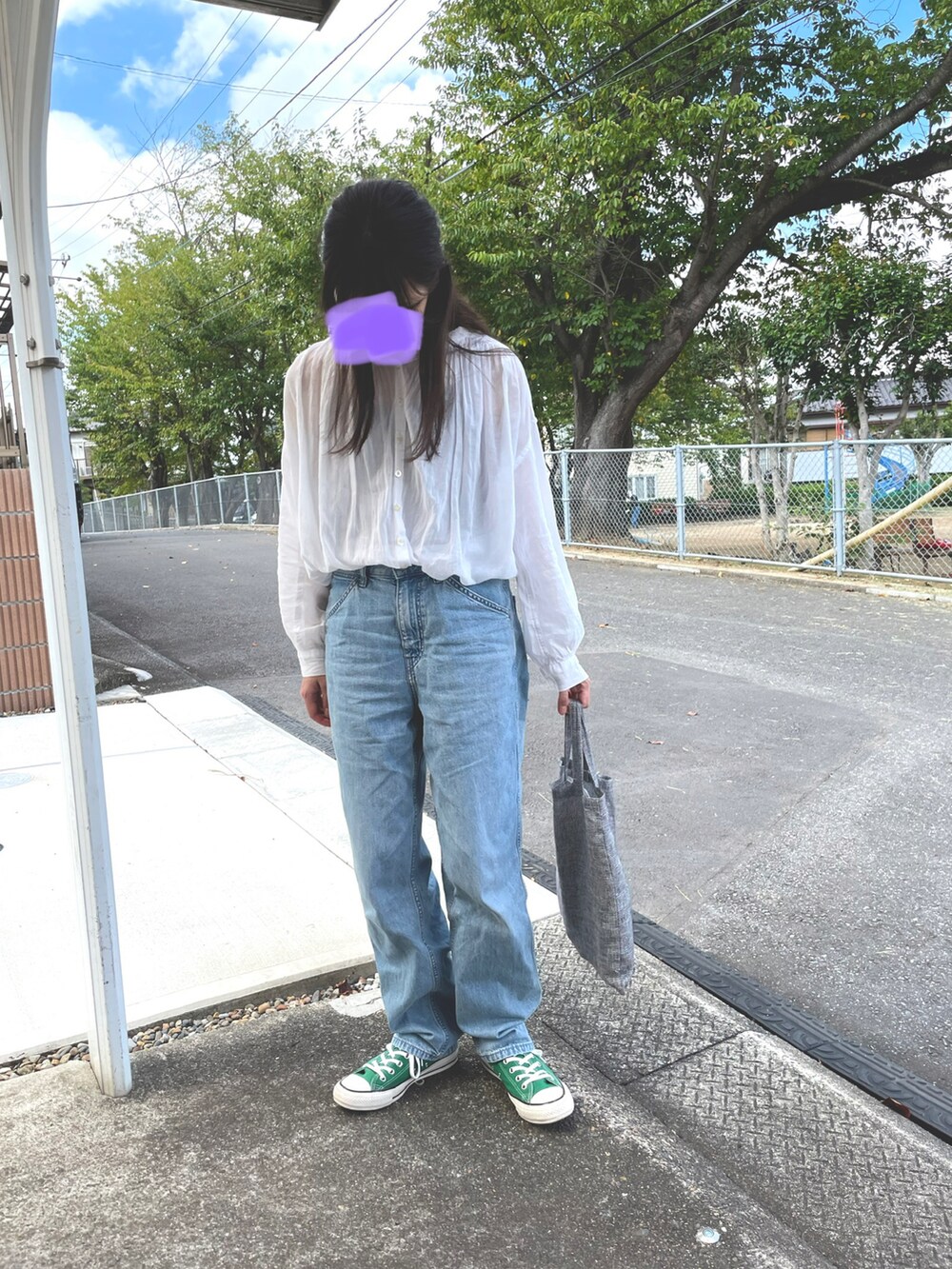 「着回しコーデ、ギャザーブラウス、白ブラウス、デニム、ユニクロ、UNIQLO、コンバース、converse、グリーン、トートバッグ」｜「UNIQLOのアイテム（デニムパンツ、ブルー系）」を使った、すにーさん（レディース・162cm）の秋コーディネートの2枚目の写真