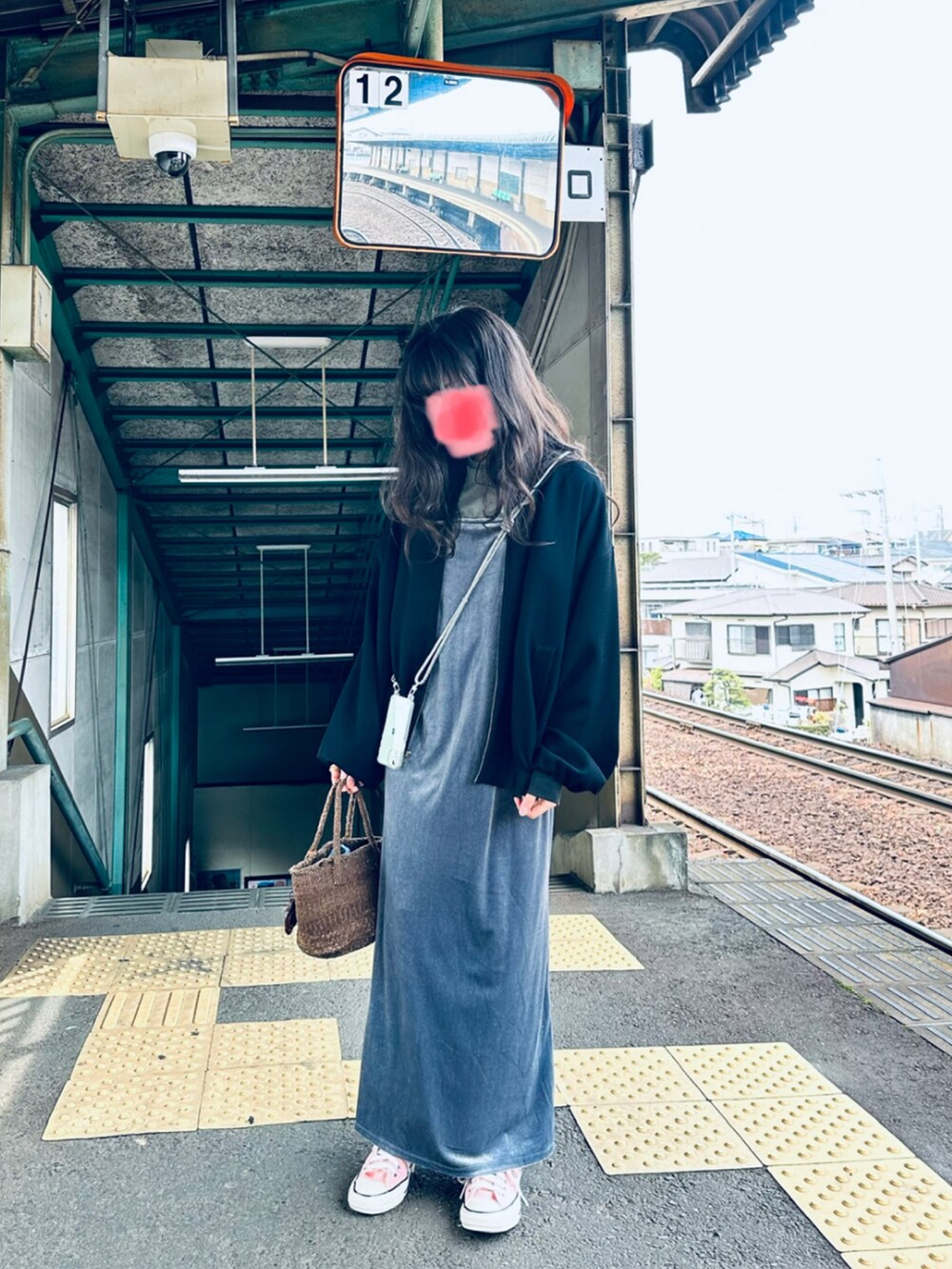 「春コーデ、キャミワンピ、ベロア、ロングワンピース、コンバース、converse、Topologie、サイザルバッグ、スニーカーコーデ、レイヤードスタイル、着回しコーデ、オトナカジュアル」｜「select MOCAの2021 SS オーガニックコットンフレンチスリーブトップス（Tシャツ/カットソー、グリーン系）」を使った、すにーさん（レディース・162cm）の春コーディネートの2枚目の写真