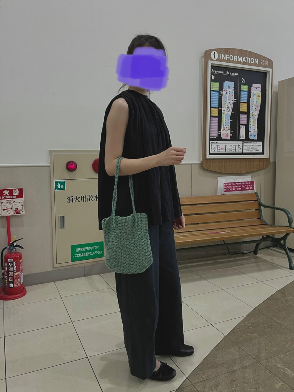 「ノースリーブ、ギャザーブラウス、モノトーン、バレエシューズ、トートバッグ、ニット、黒、黒コーデ、着回しコーデ、パンツスタイル」｜「Libra Cueのノースリーブギャザーブラウス（シャツ/ブラウス、ブラック系）」を使った、すにーさん（レディース・162cm）の秋コーディネートの2枚目の写真