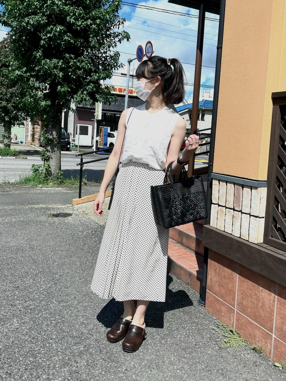 「タイトスカート、プリーツスカート、ノースリーブ、無印良品、モノトーン、モノトーンコーデ、水玉、dansko、サコッシュ、メルカドバッグ、着回しコーデ」｜「無印良品のアイテム（シャツ/ブラウス、ホワイト系）」を使った、すにーさん（レディース・162cm）の秋コーディネートの2枚目の写真
