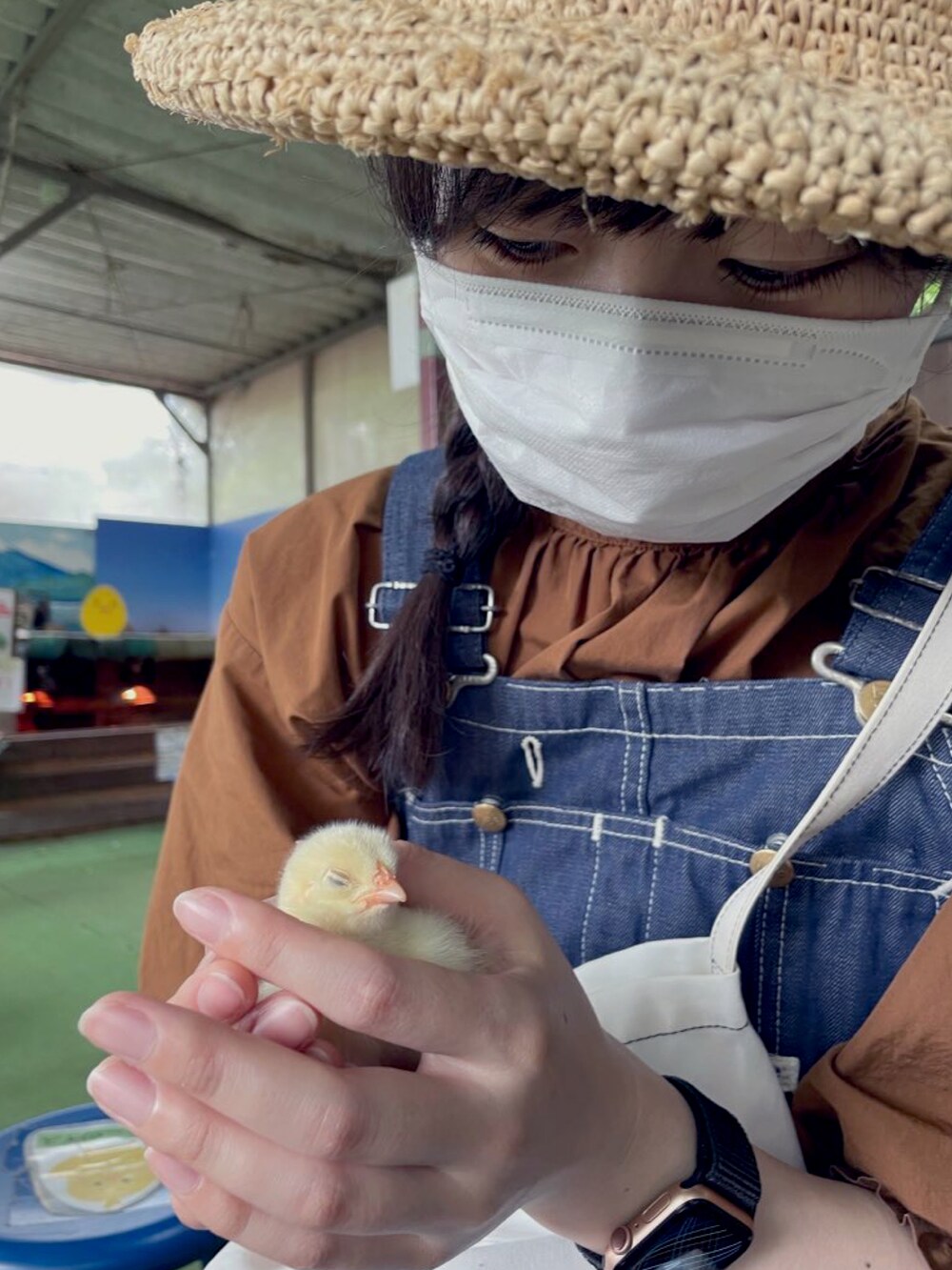 「カジュアル、オーバーオール、ギャザーブラウス、古着、古着MIX、麦わら帽子、ストローハット、サコッシュ、adidas、スニーカー、着回しコーデ」｜「田中帽子店のアイテム（帽子、その他）」を使った、すにーさん（レディース・162cm）の春コーディネートの2枚目の写真