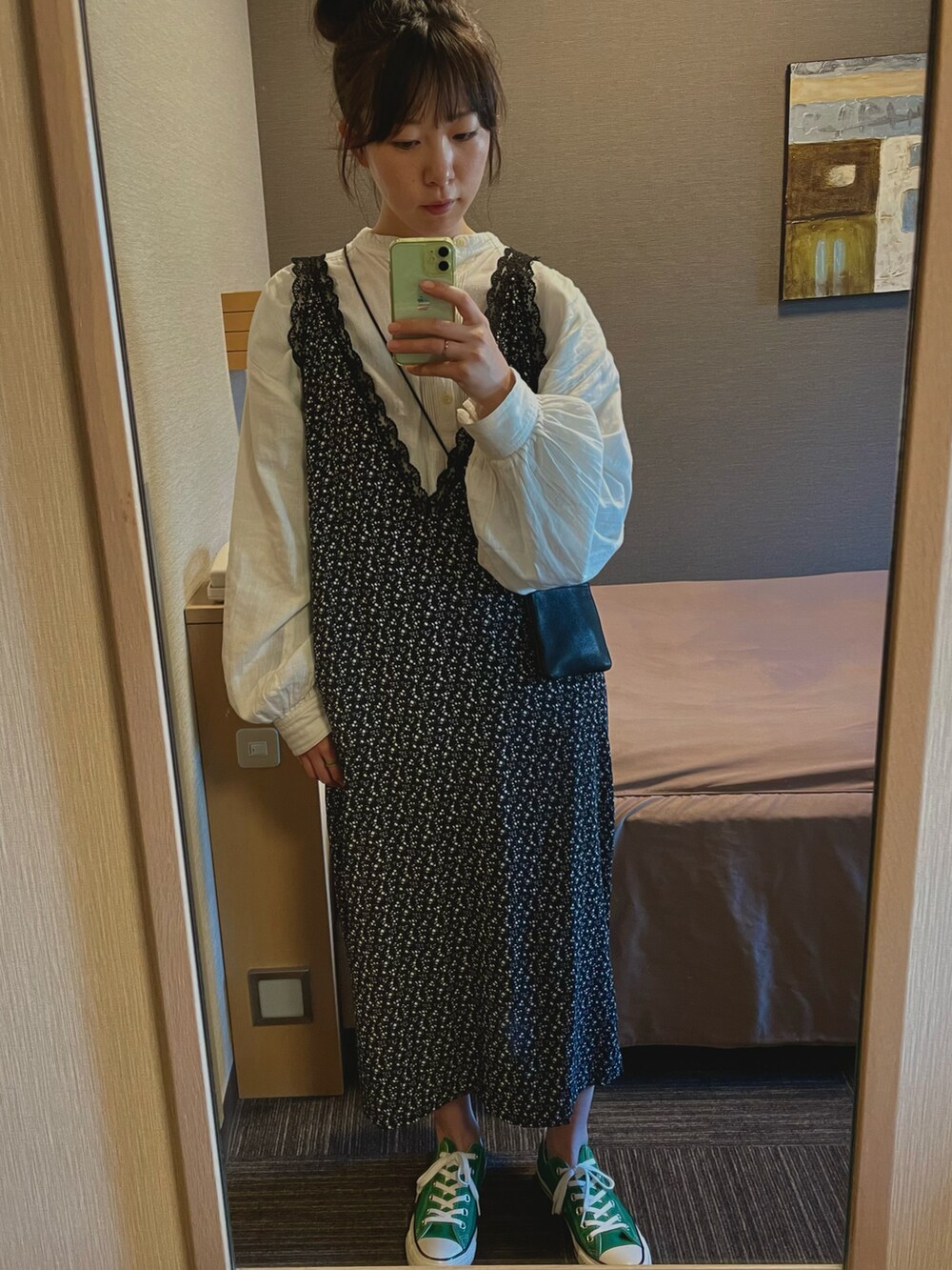 「春夏コーデ、春、着回しコーデ、休日スタイル、花柄、スニーカー、コンバース、converse、サコッシュ、古着、古着MIX、レイヤードスタイル」｜「SVECのノースリーブ ロング 花柄 レース ワンピース SVEC / シュベック（ワンピース、ブラック系）」を使った、すにーさん（レディース・162cm）の春コーディネートの2枚目の写真