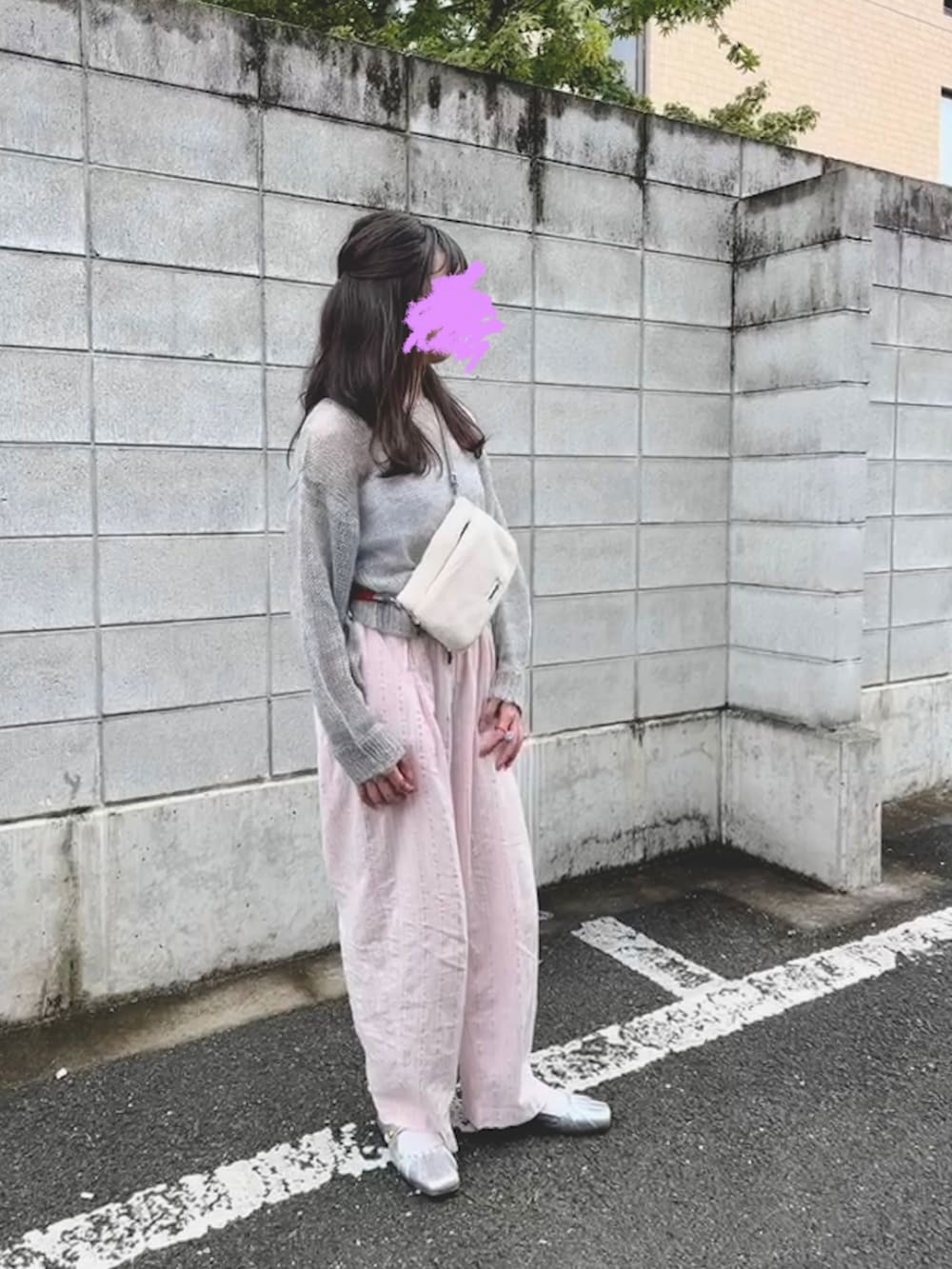 「パンツスタイル、nest robe、Topologie、サコッシュ、モヘアニット、ニット、レイヤードスタイル、着回しコーデ、サボ」｜「TopologieのFlat Sacoche フラットサコッシュ【バッグ単体】（ショルダーバッグ、ホワイト系）」を使った、すにーさん（レディース・162cm）の秋コーディネートの2枚目の写真