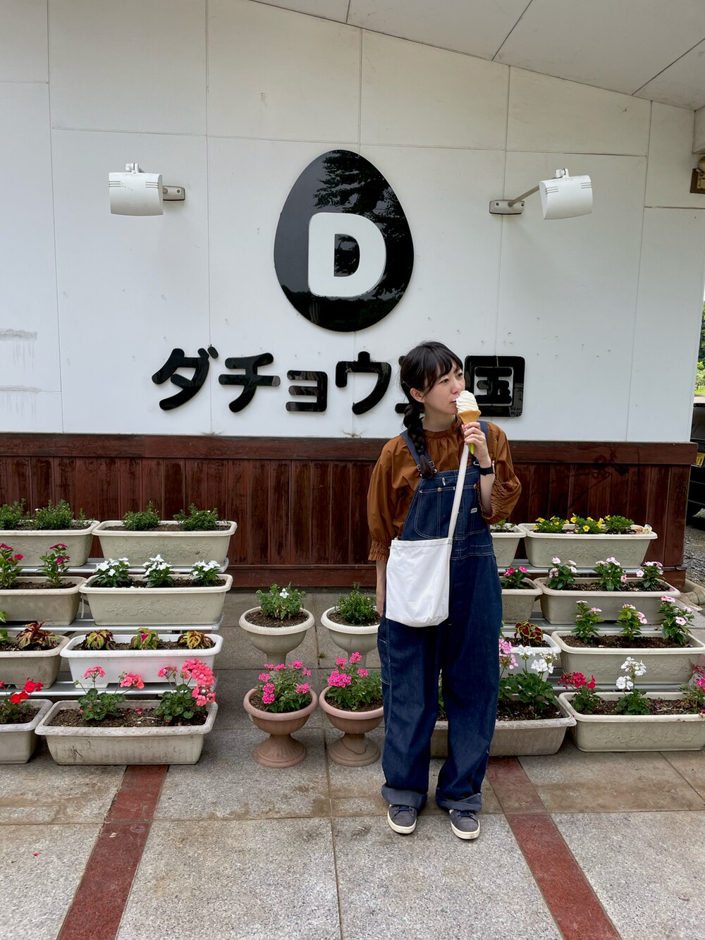 「カジュアル、オーバーオール、ギャザーブラウス、古着、古着MIX、麦わら帽子、ストローハット、サコッシュ、adidas、スニーカー、着回しコーデ」｜「田中帽子店のアイテム（帽子、その他）」を使った、すにーさん（レディース・162cm）の春コーディネートの4枚目の写真