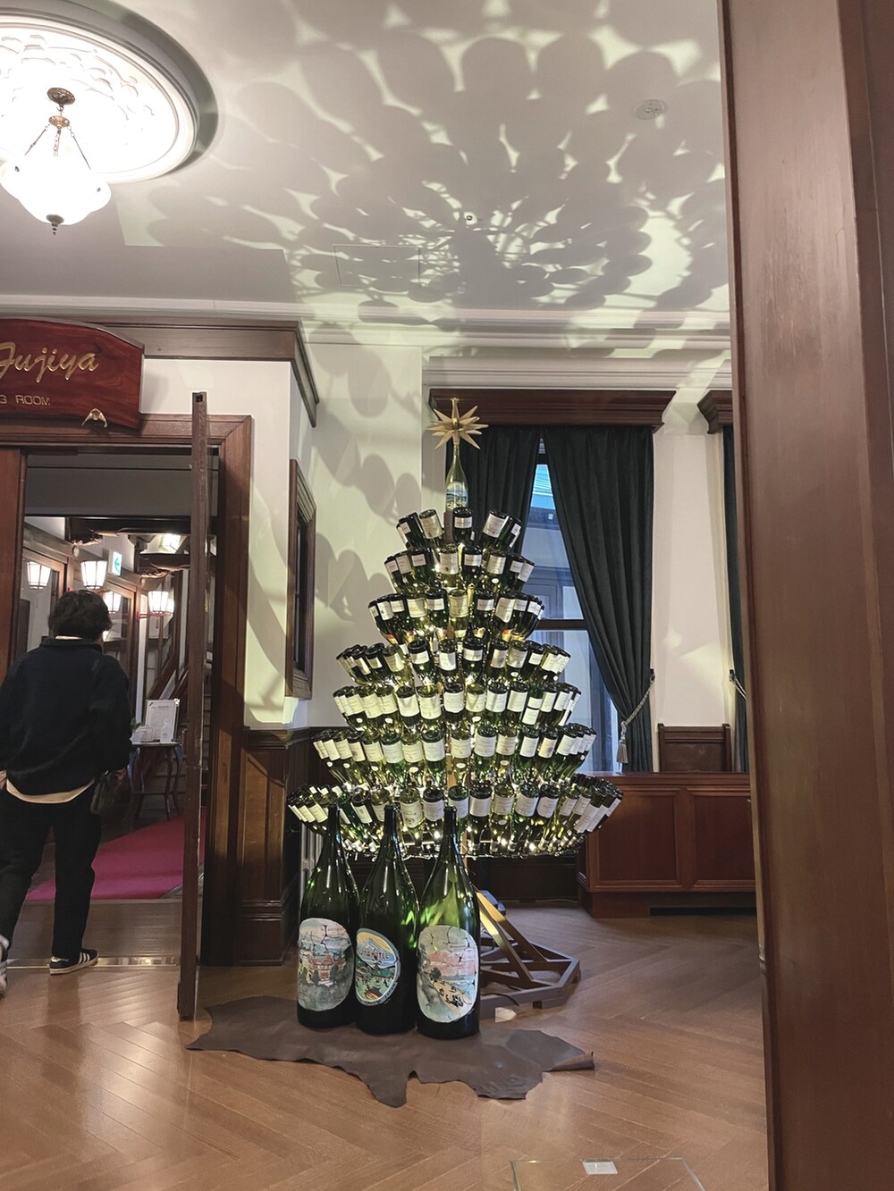 ブラウン系のバッグ、グレー系のニット/セーター、ホワイト系のワンピースを着用したレディースの冬コーディネートの5枚目の写真