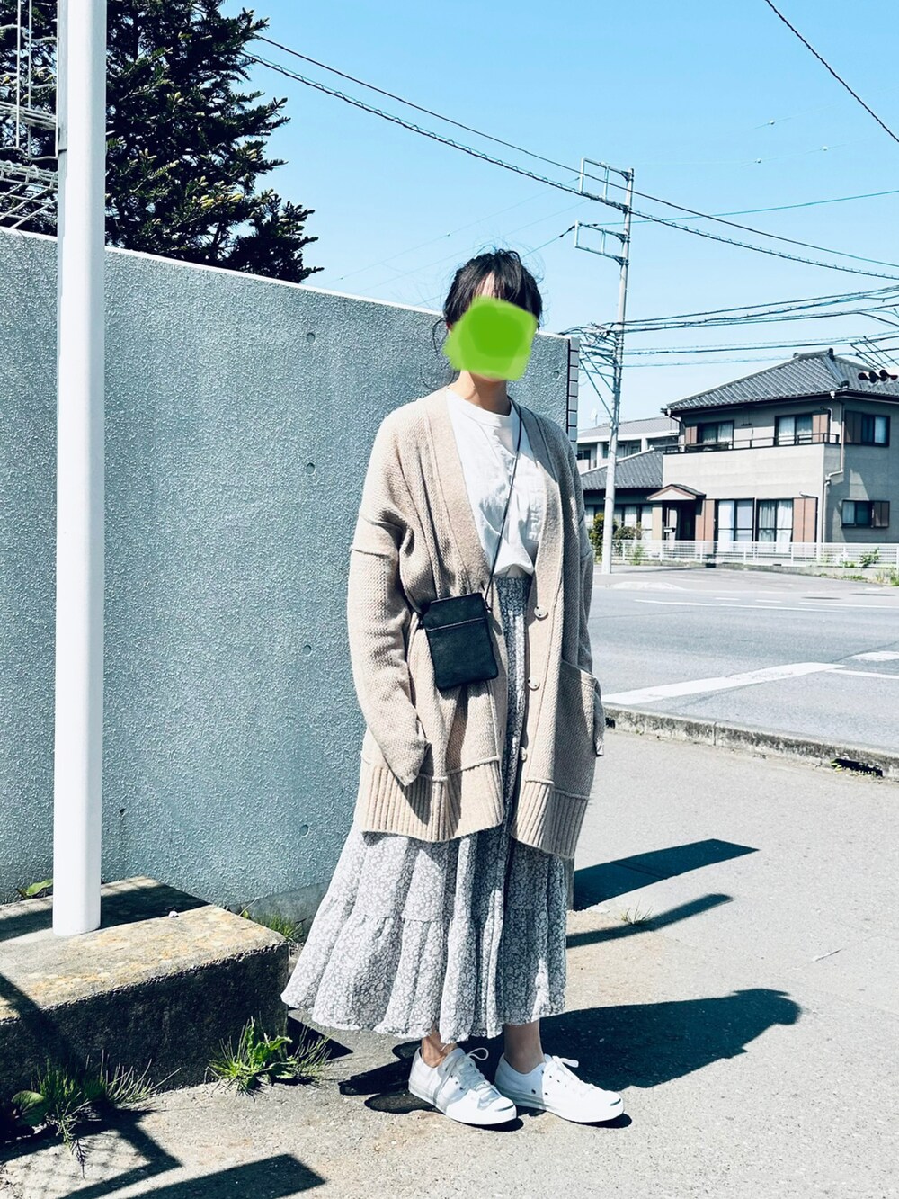 「春夏コーデ、春、ラフ、Tシャツ、花柄、スニーカー、カーディガン、コンバース、converse、サコッシュ、着回しコーデ」｜「CONVERSEのアイテム（スニーカー、ホワイト系）」を使った、すにーさん（レディース・162cm）の春コーディネートの2枚目の写真