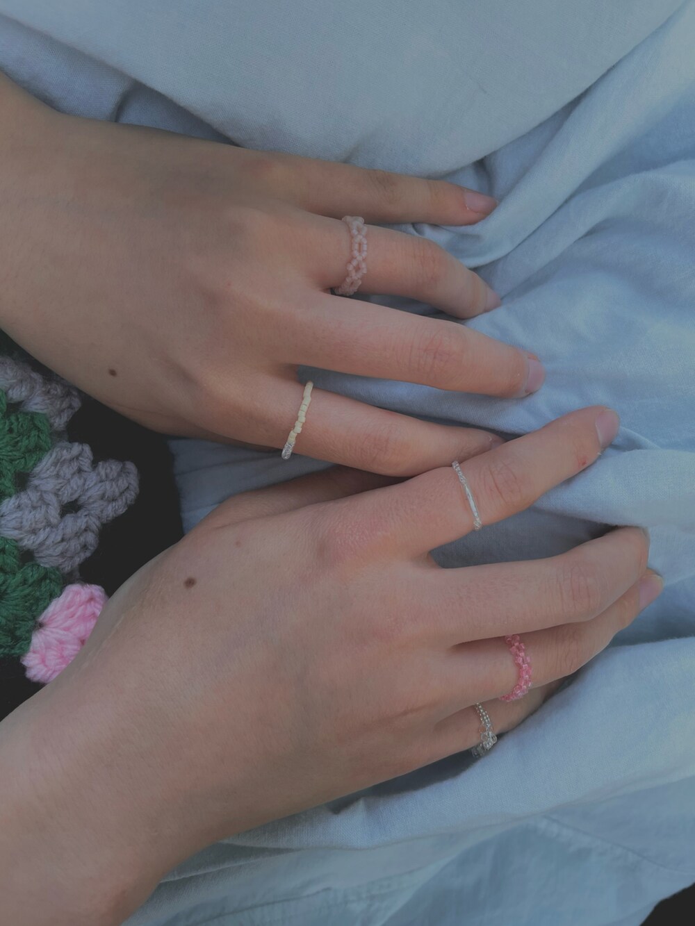 その他のショルダーバッグ、ブルー系のスカート、グリーン系のスニーカーを着用したレディースの春コーディネートの3枚目の写真