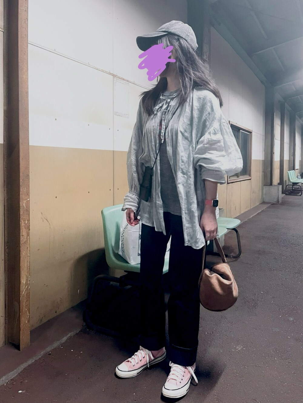 「リーバイス、Levi's、コンバース、converse、古着MIX、ギャザーブラウス、スニーカー、スニーカーコーデ、デニムパンツ、着回しコーデ」｜「Levi'sのアイテム（デニムパンツ、ブラック系）」を使った、すにーさん（レディース・162cm）の春コーディネートの2枚目の写真
