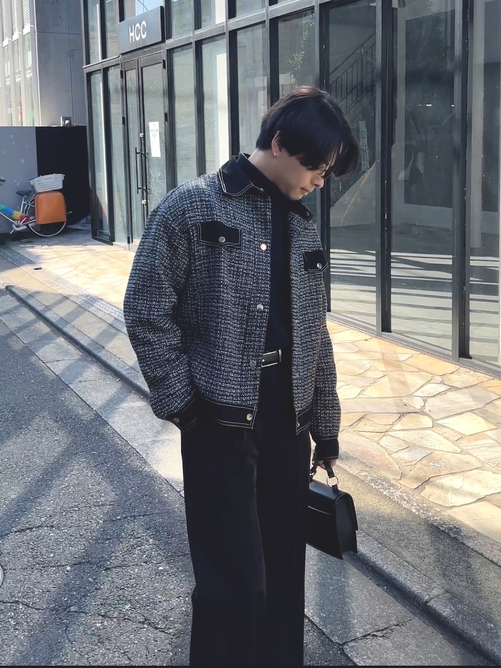 ブラック系のテーラードジャケット、ブラック系のスラックスを着用したメンズの冬コーディネートの2枚目の写真