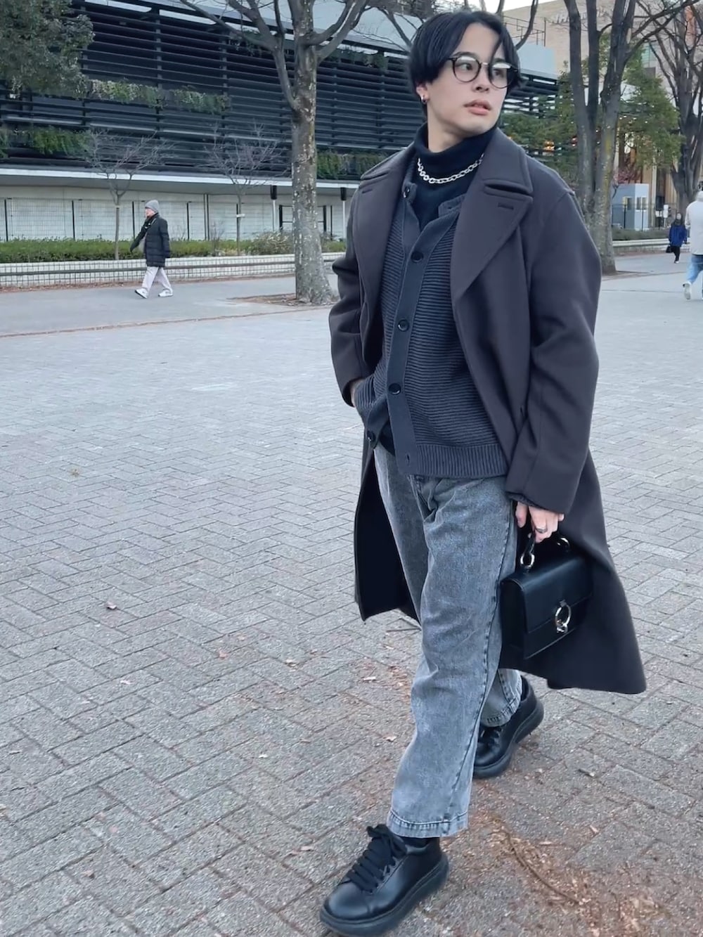 ブラック系のデニムパンツを着用したメンズの冬コーディネートの2枚目の写真