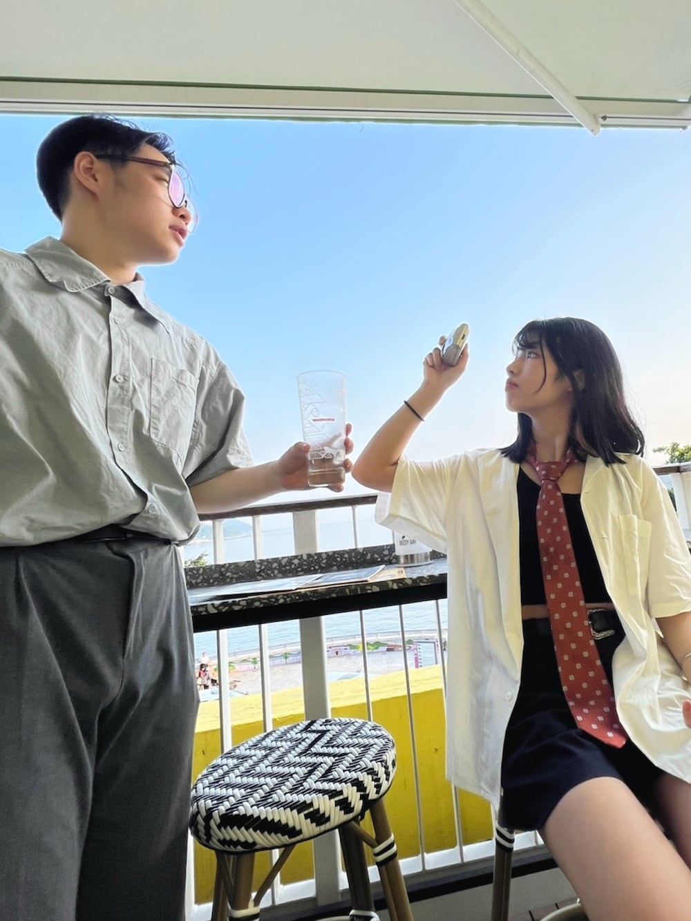 ホワイト系のシャツ/ブラウス、ブラック系のベルトを着用したレディースの春コーディネートの2枚目の写真