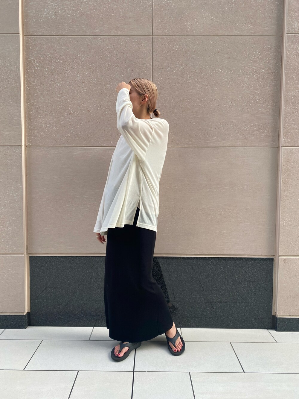 ホワイト系のTシャツ/カットソー、ブラック系のスカートを着用したレディースの夏コーディネートの2枚目の写真