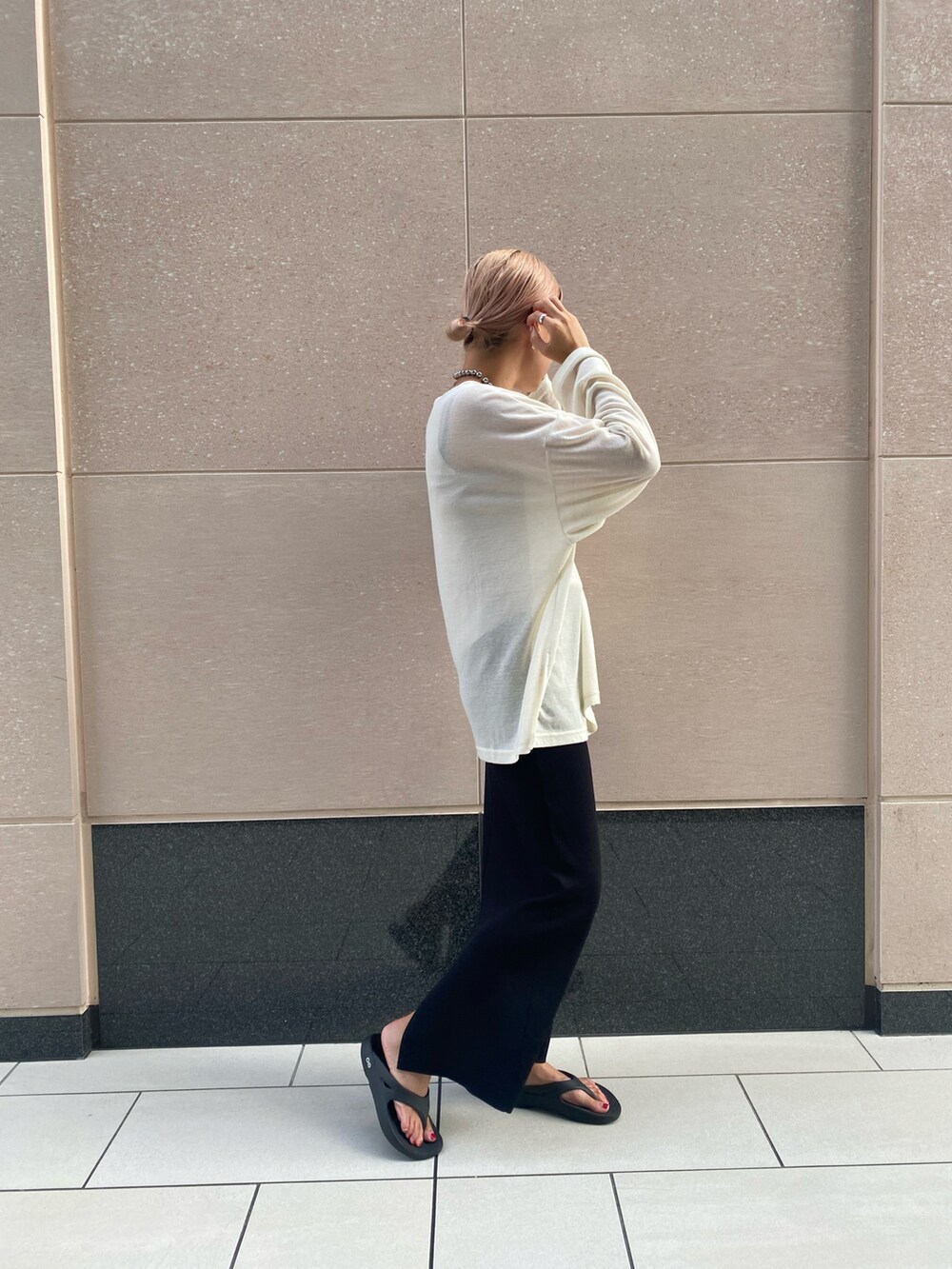 ホワイト系のTシャツ/カットソー、ブラック系のスカートを着用したレディースの夏コーディネートの4枚目の写真