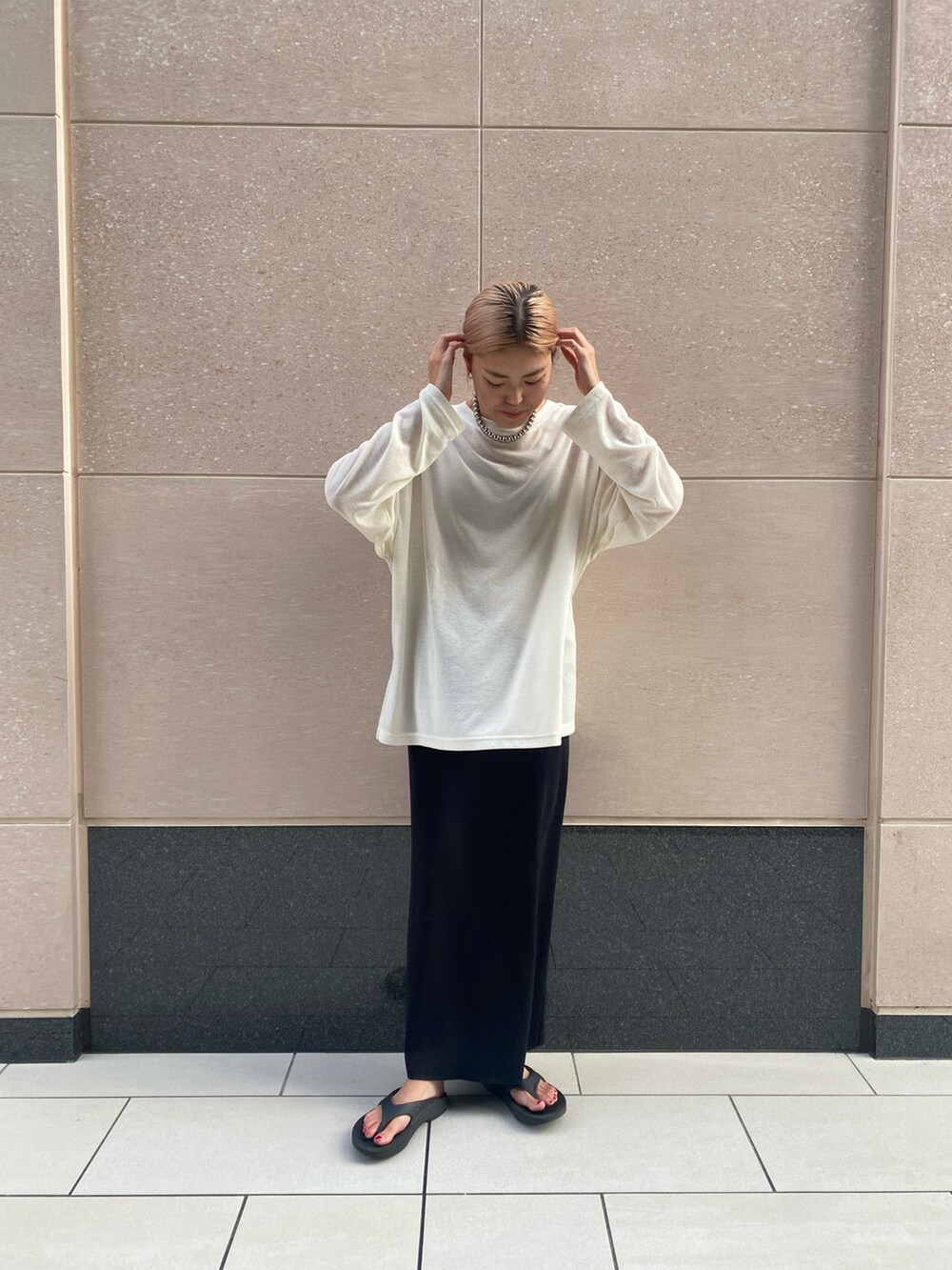 ホワイト系のTシャツ/カットソー、ブラック系のスカートを着用したレディースの夏コーディネートの3枚目の写真