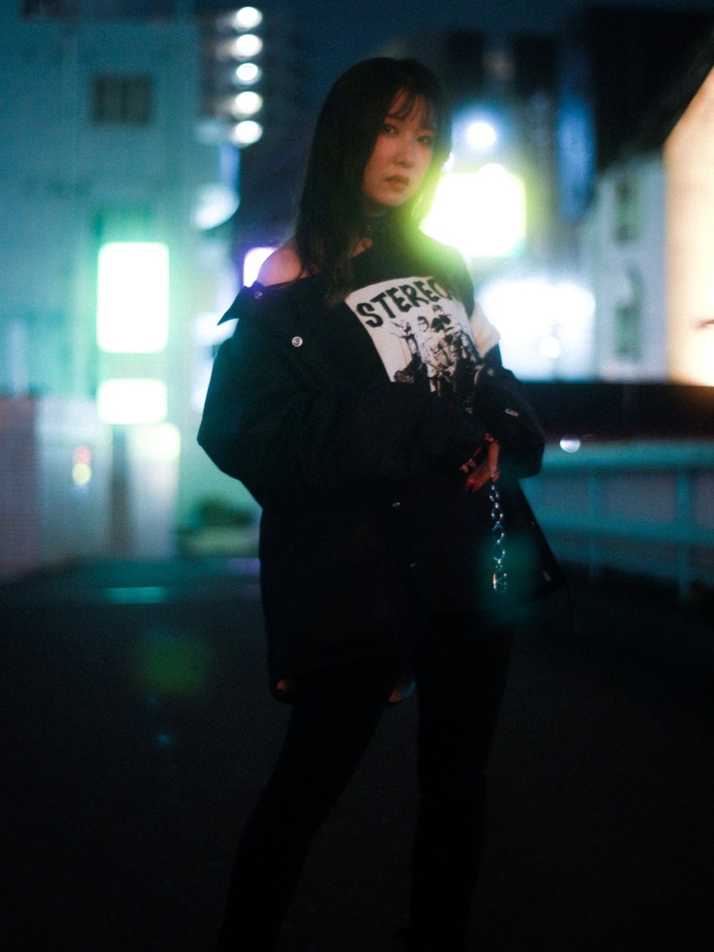 ブラック系のTシャツ/カットソー、ブラック系のナイロンジャケット、ブラック系のパンツを着用したレディースの春コーディネートの2枚目の写真