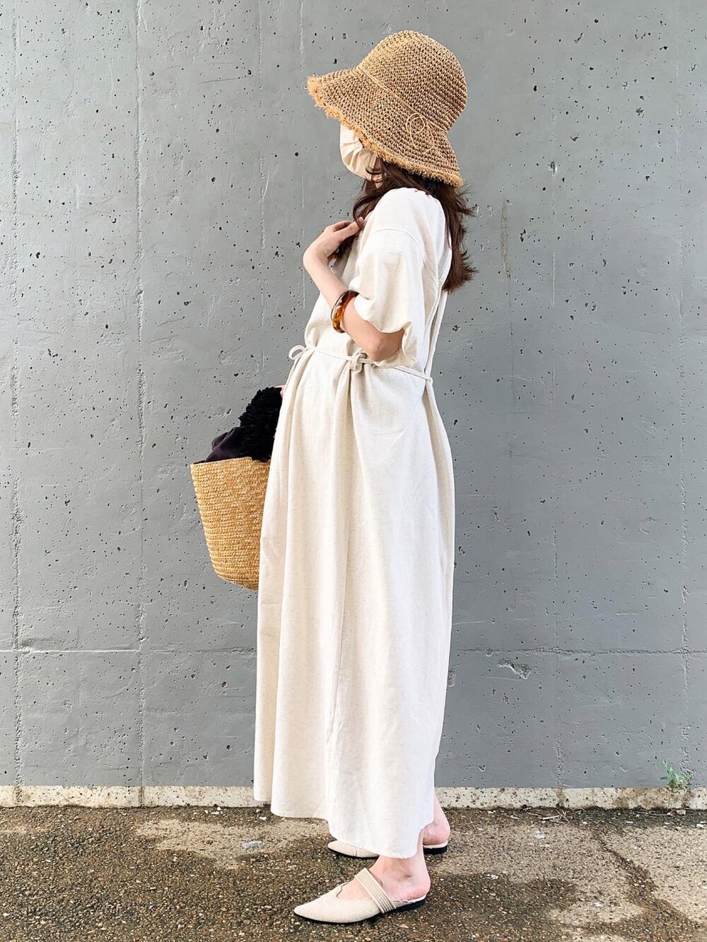 ホワイト系のワンピース、ベージュ系のハットを着用したレディースの夏コーディネートの2枚目の写真