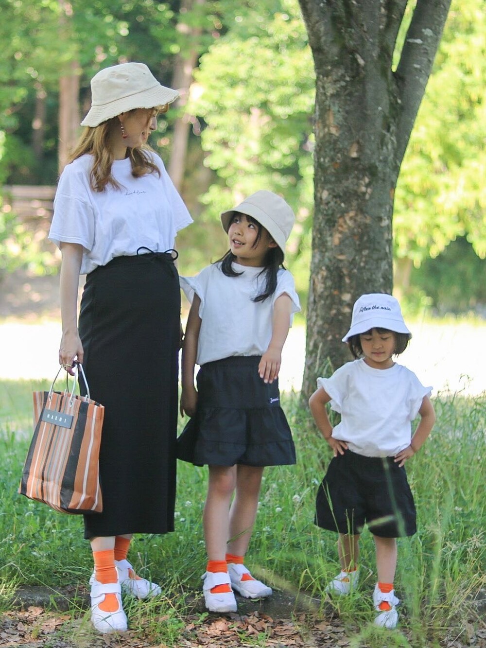 ホワイト系のTシャツ/カットソー、ブラック系のその他パンツ、ホワイト系のサンダルを着用したキッズの夏コーディネートの2枚目の写真