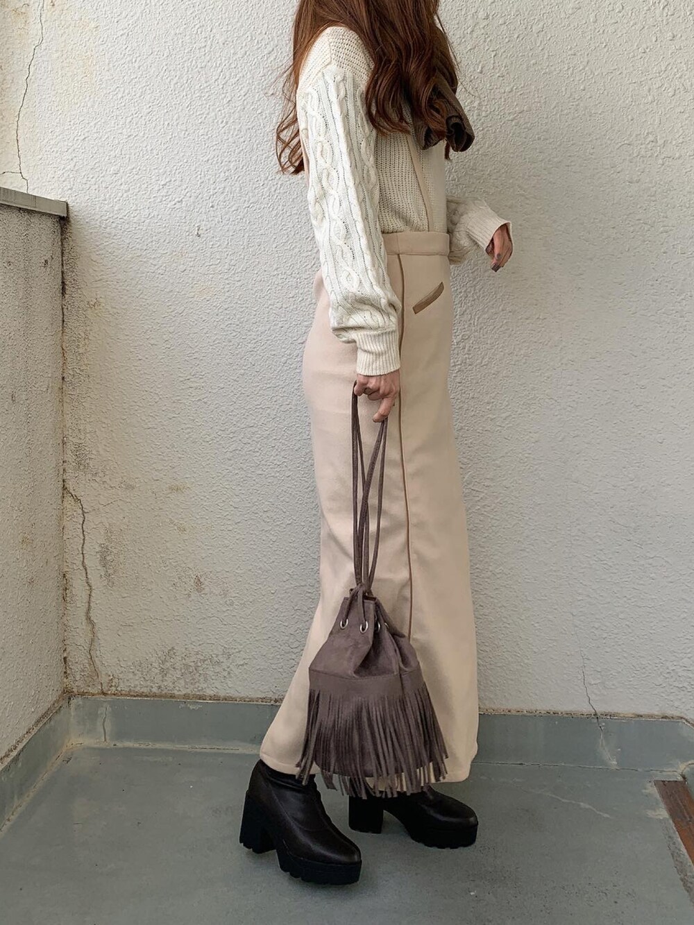 ホワイト系のスカート、ブラウン系のブーツを着用したレディースの冬コーディネートの3枚目の写真