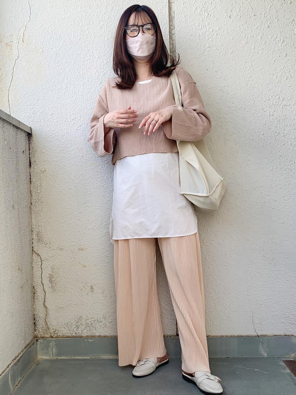 ホワイト系のパンプスを着用したレディースの春コーディネートの2枚目の写真