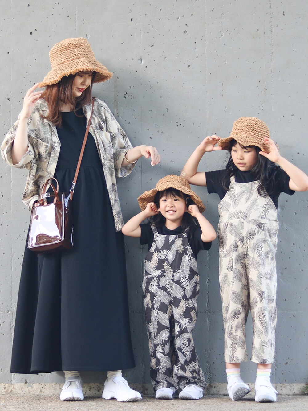 ベージュ系のシャツ/ブラウス、ブラック系のワンピース、ブラウン系のショルダーバッグを着用したキッズの春コーディネートの2枚目の写真