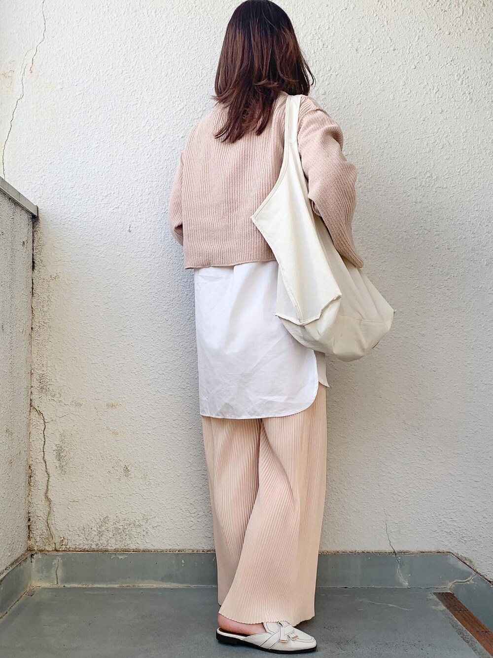 ホワイト系のパンプスを着用したレディースの春コーディネートの3枚目の写真